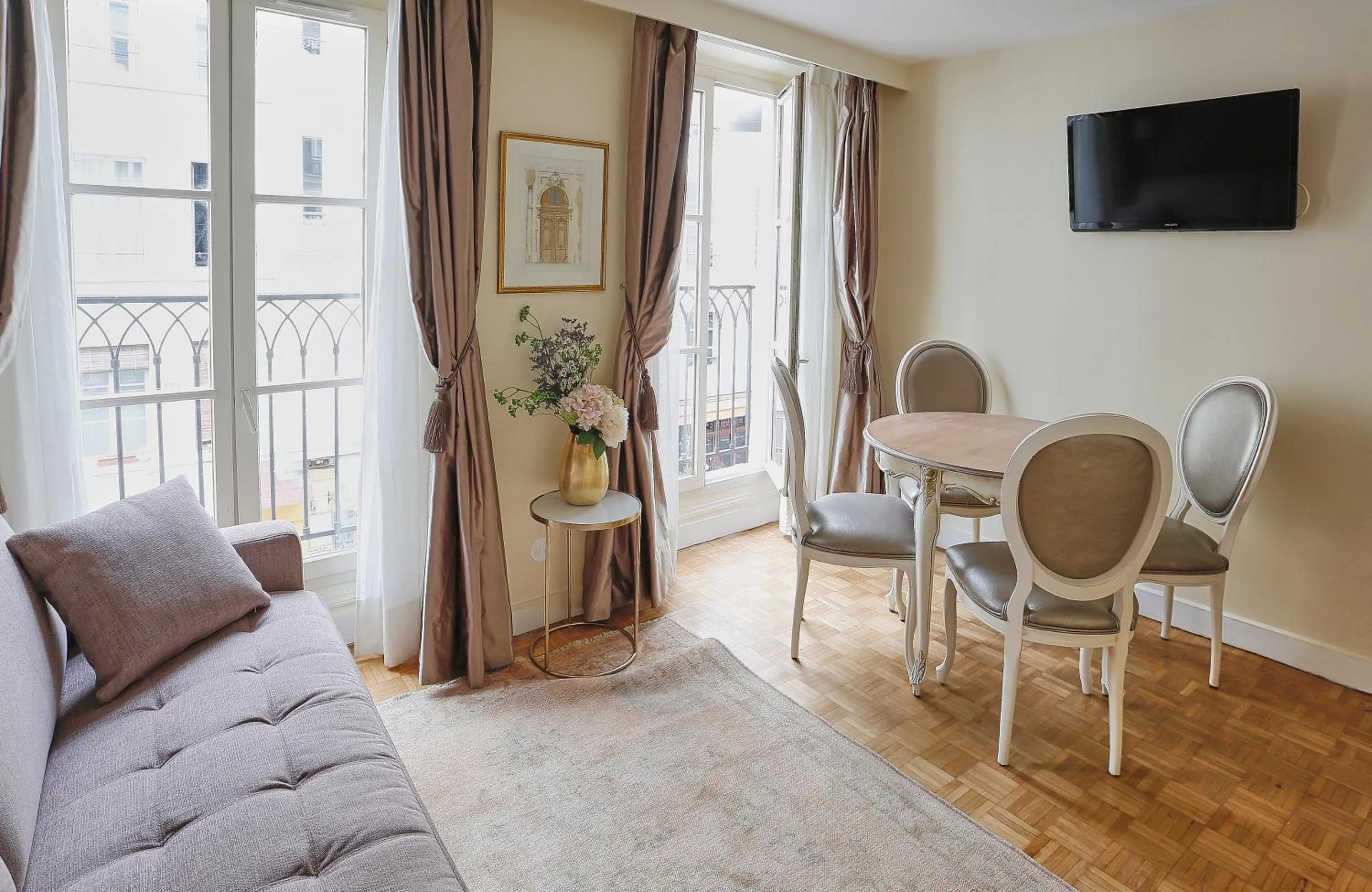 TV and multimedia in Apartments Du Louvre St Honoré