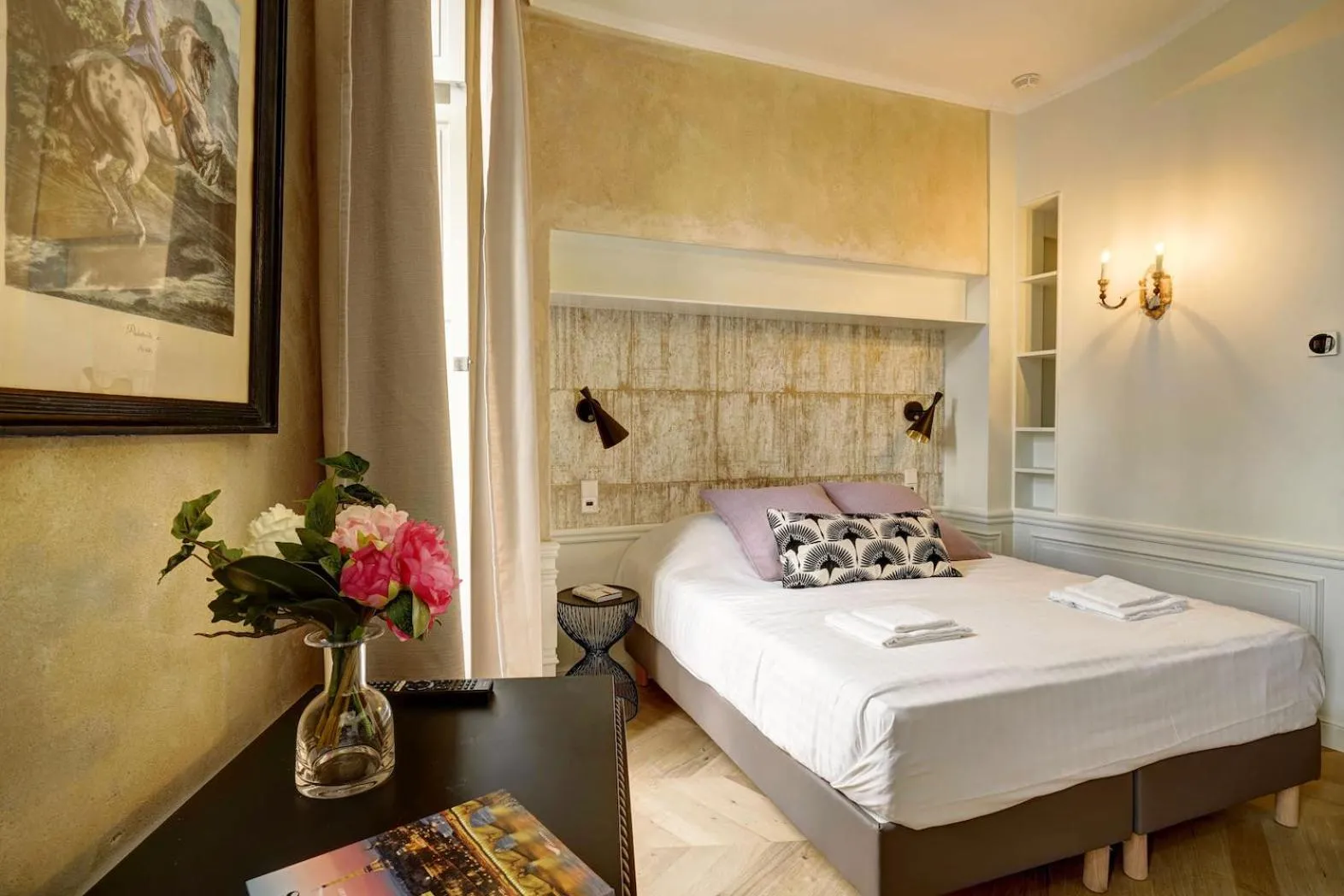 Bed in Apartments Du Louvre St Honoré