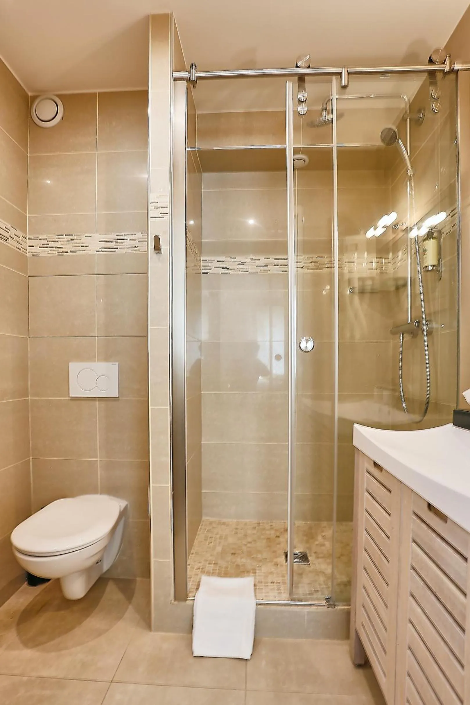 Shower in Apartments Du Louvre St Honoré