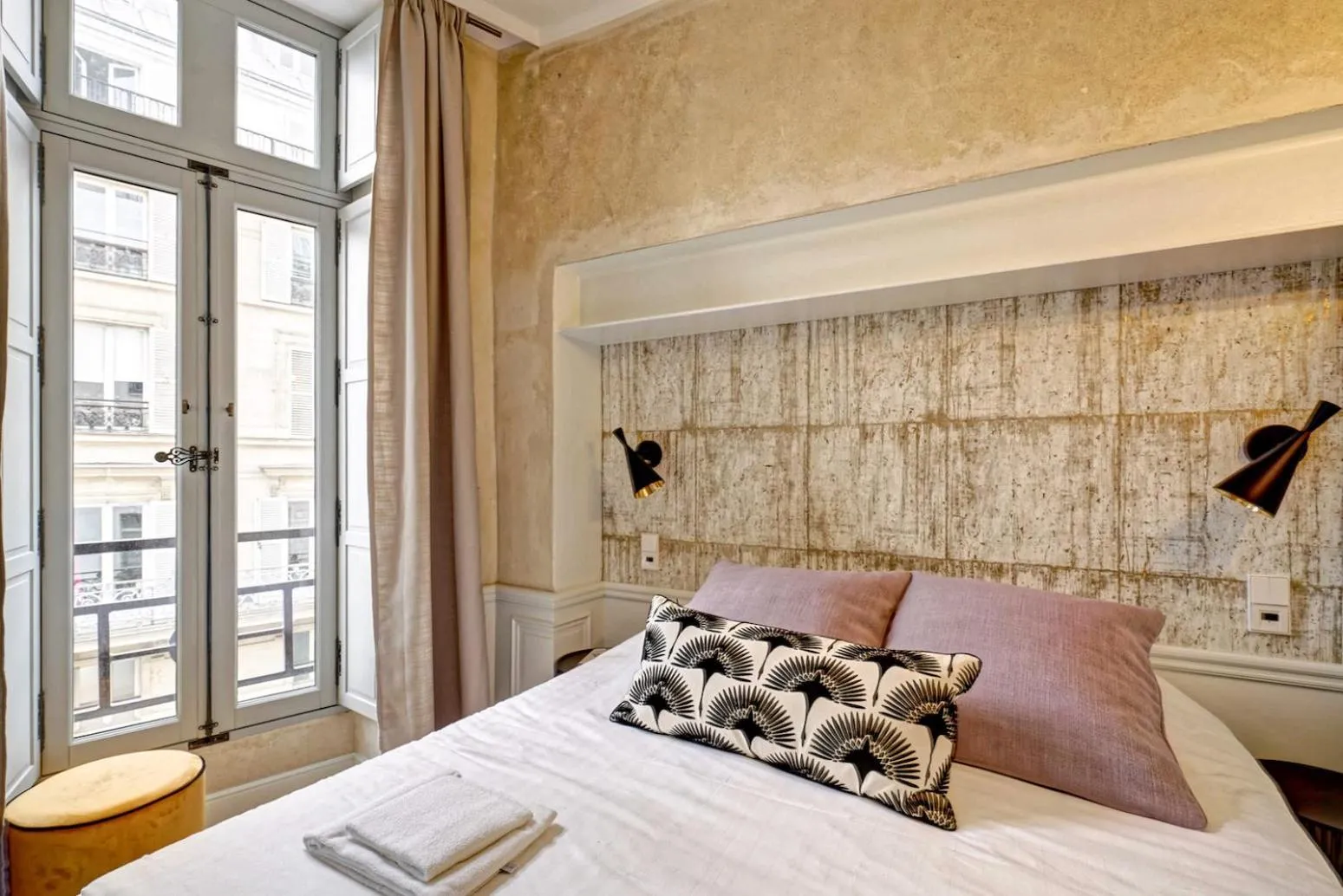 Bed in Apartments Du Louvre St Honoré