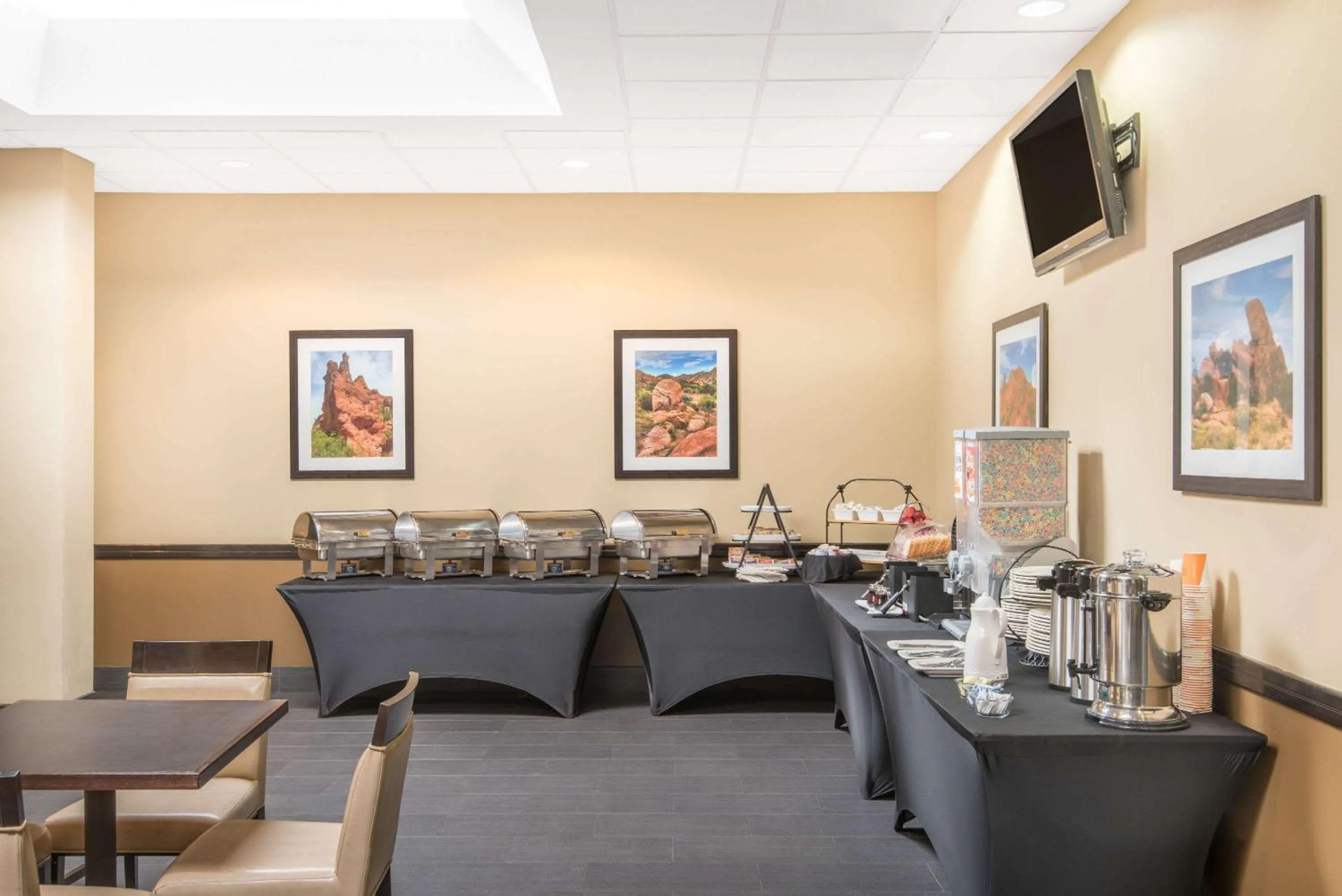 Restaurant/places to eat in Wyndham Garden Texarkana