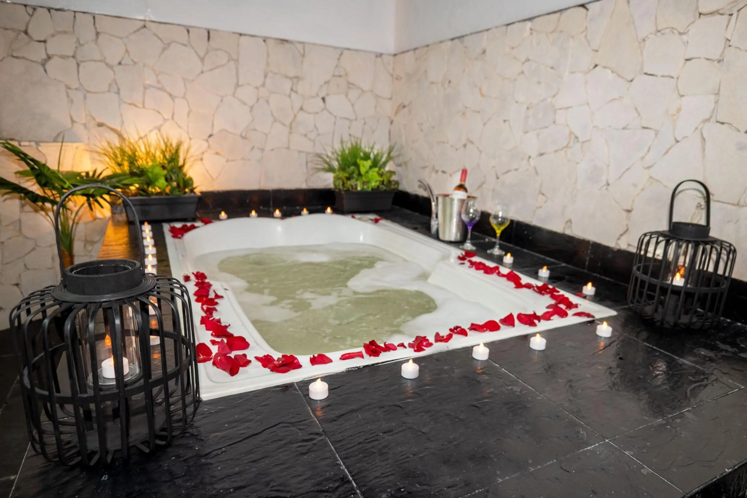 Hot Tub in Hotel y Spa Santa Fe Colonial