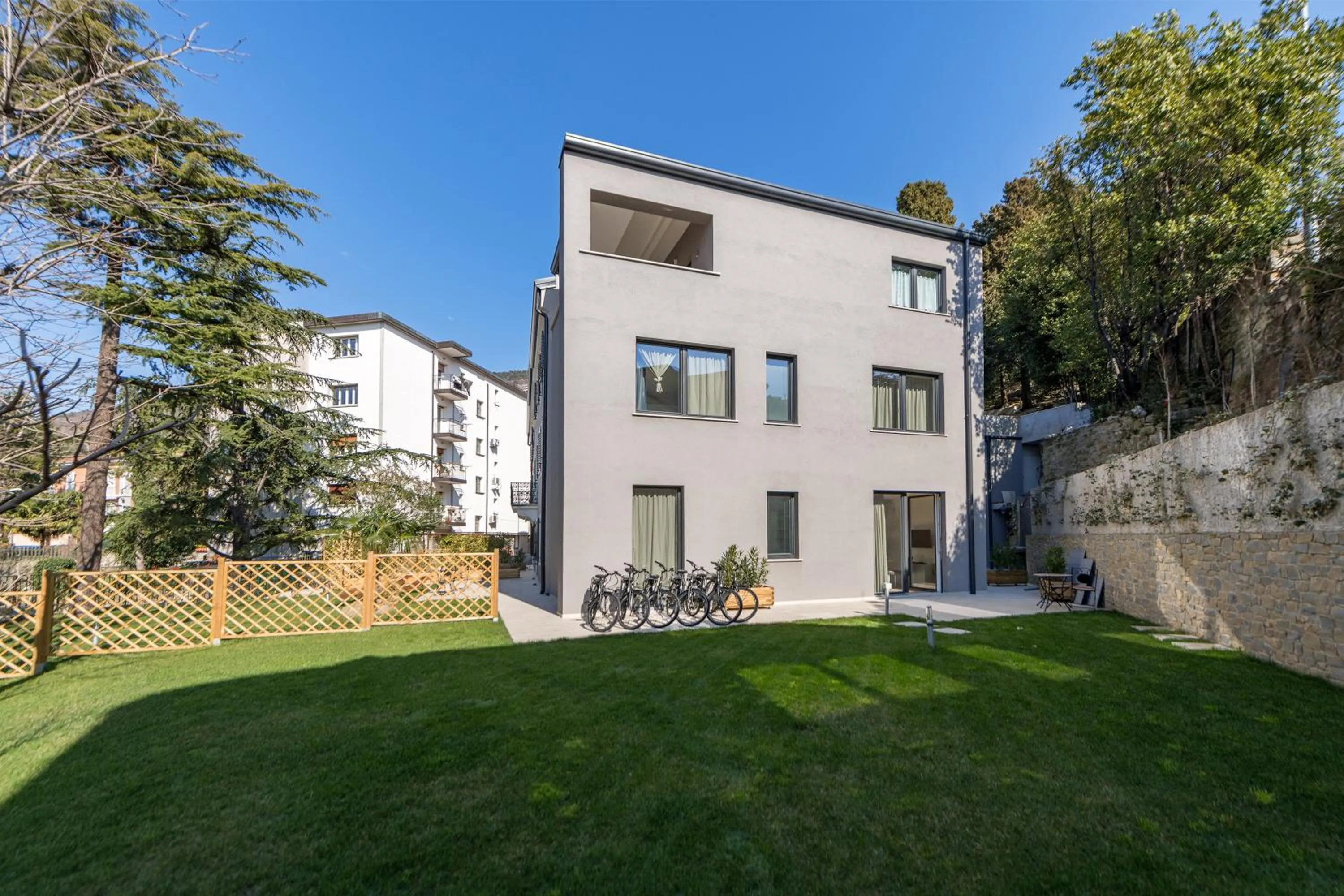 Property building in Residence La Torre con private park