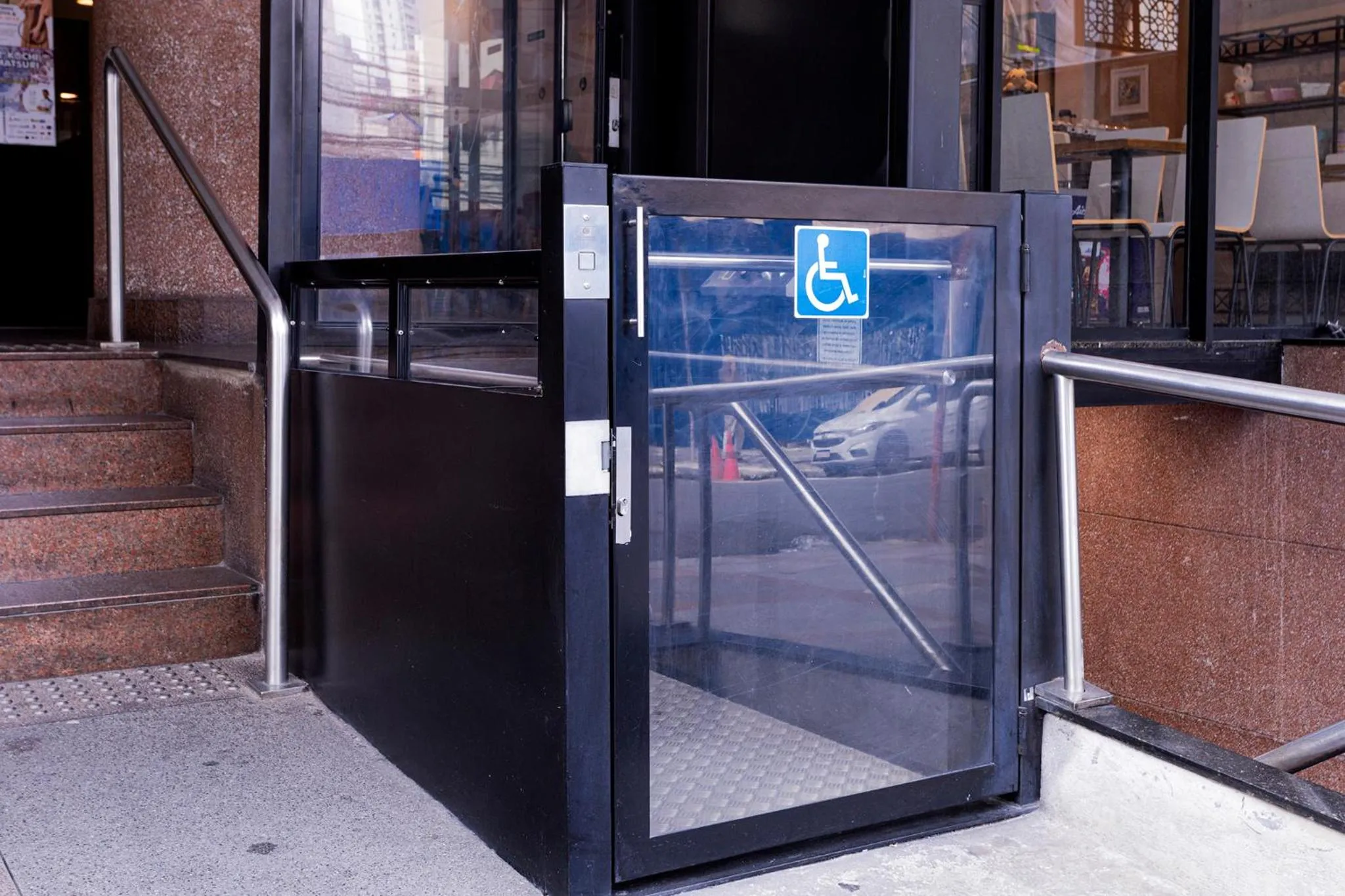 elevator in Nikkey Palace Hotel