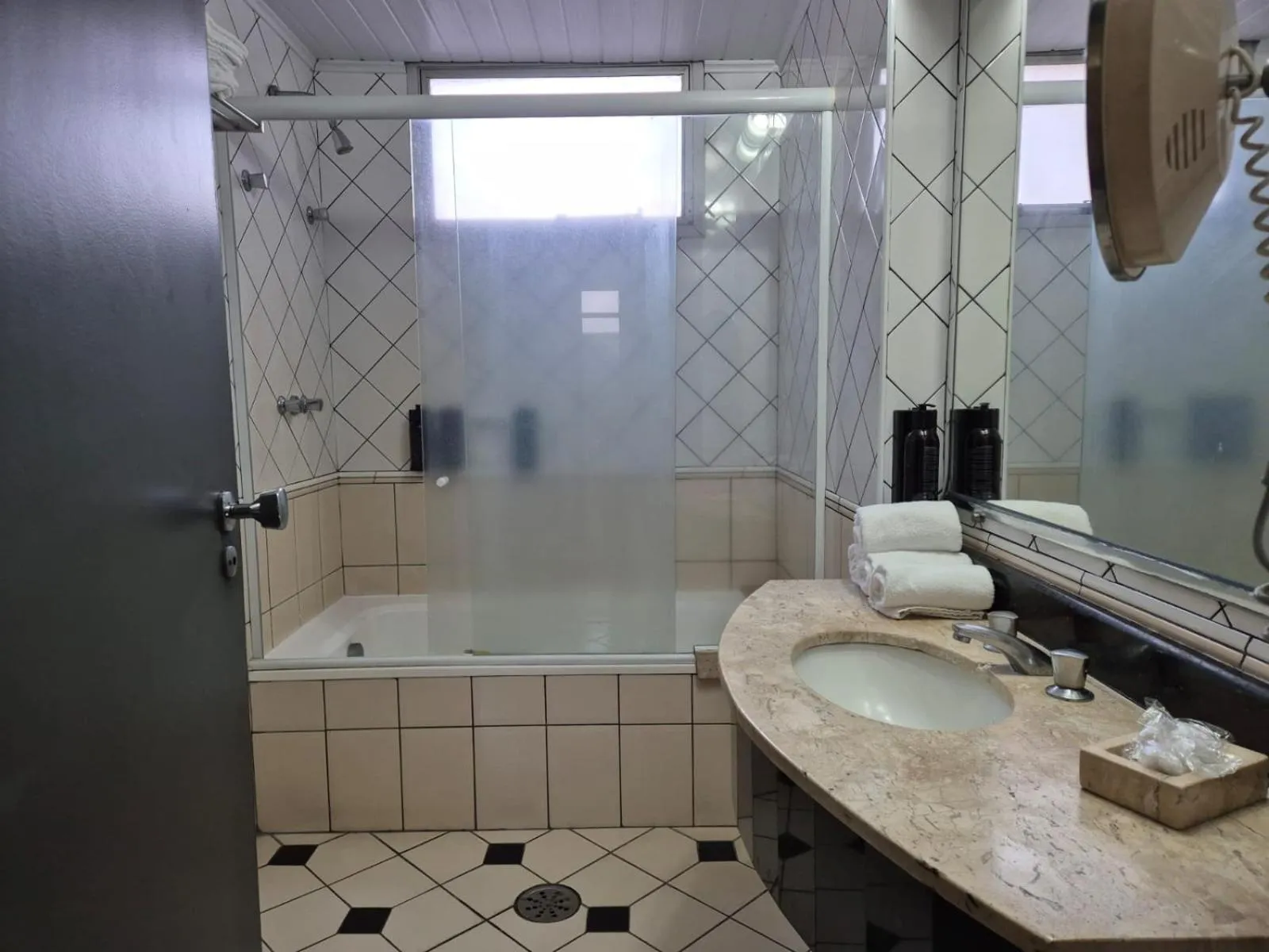 Bathroom in Nikkey Palace Hotel