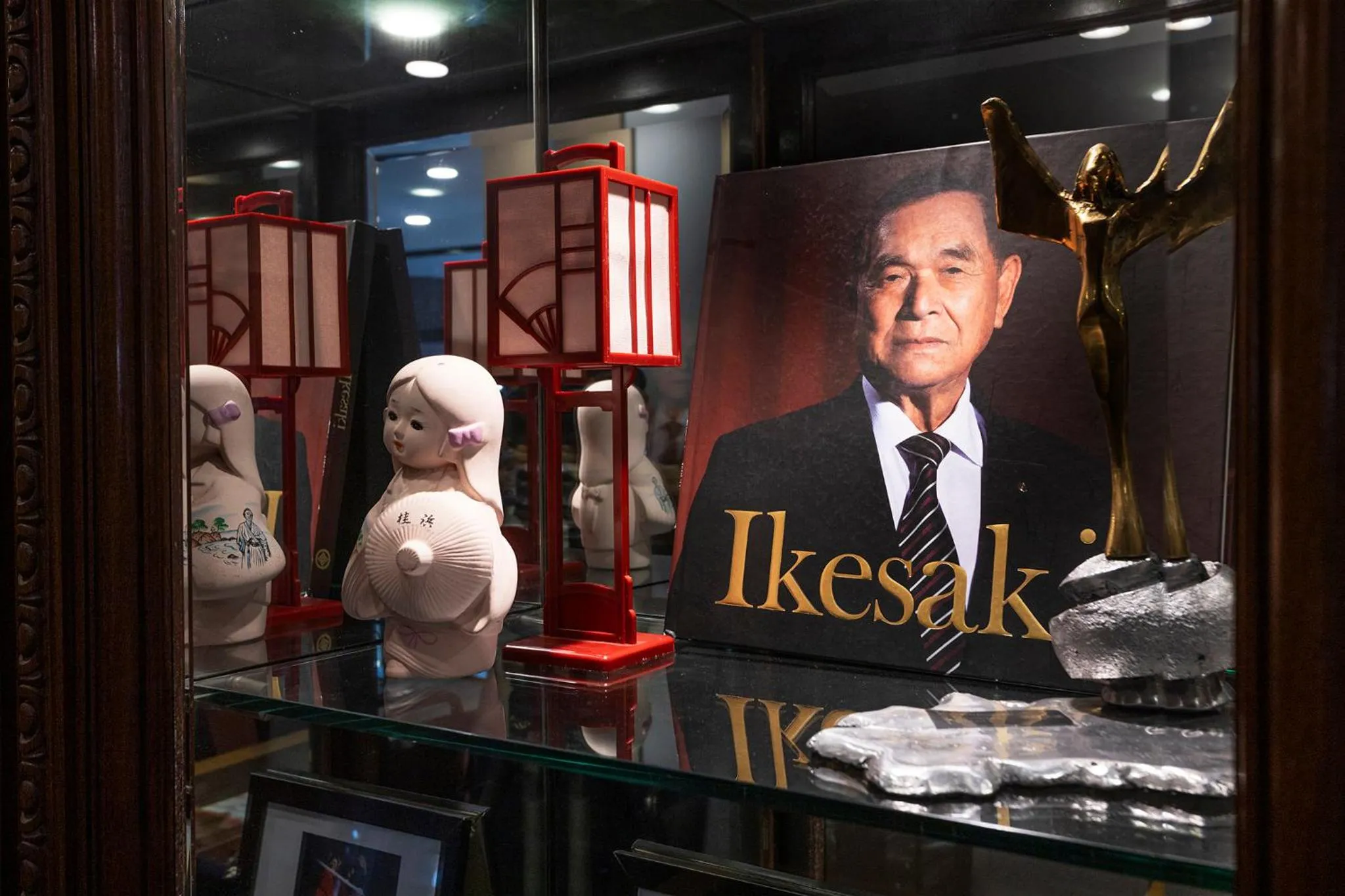 Decorative detail in Nikkey Palace Hotel