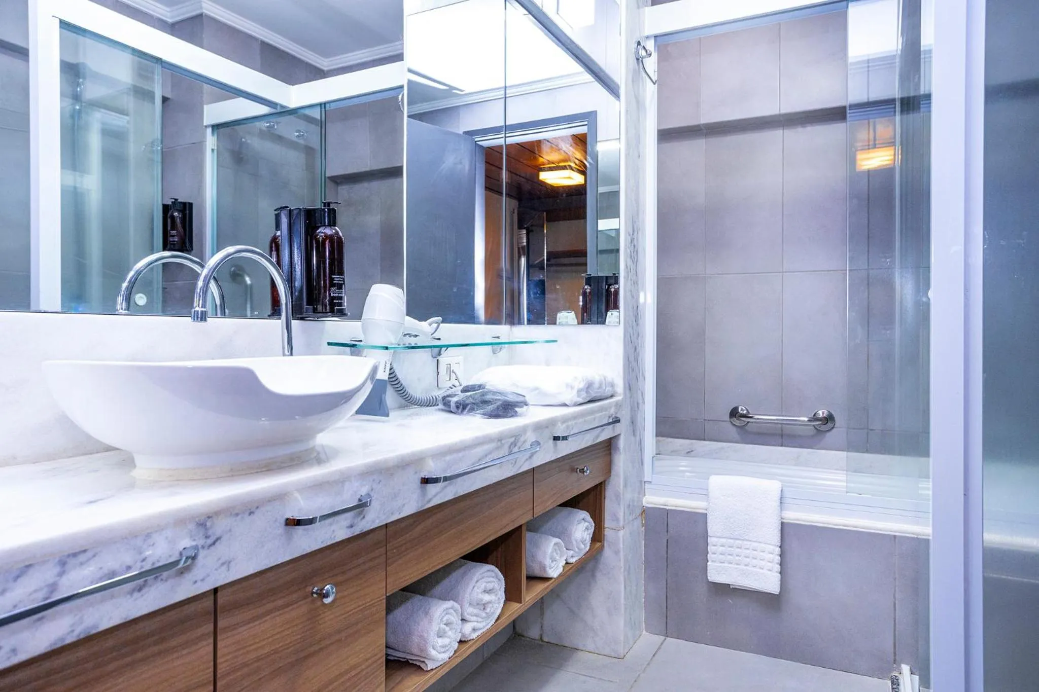 Bathroom in Nikkey Palace Hotel