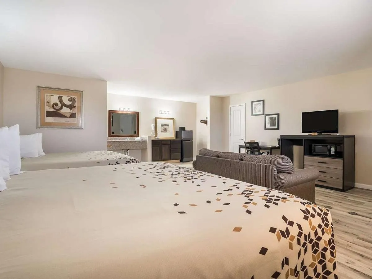 Photo of the whole room, Bed in Americas Best Value Inn Refugio