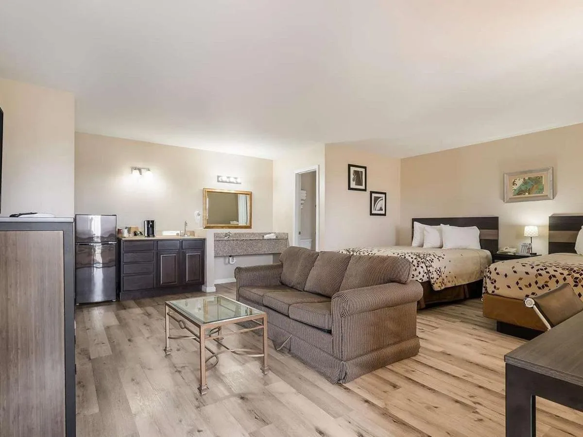 Photo of the whole room, Bed in Americas Best Value Inn Refugio