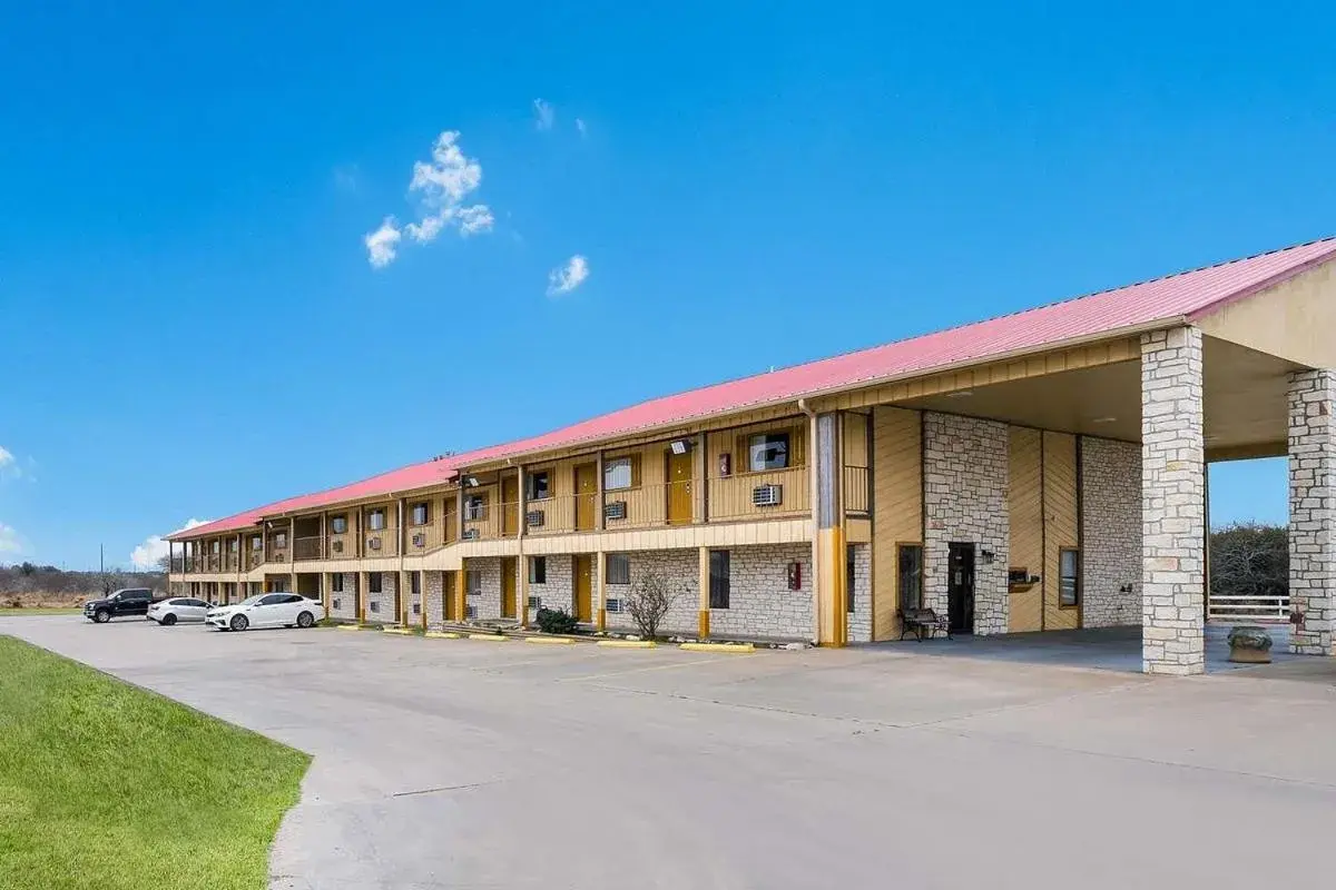 Property building in Americas Best Value Inn Refugio Property building in Americas Best Value Inn Refugio