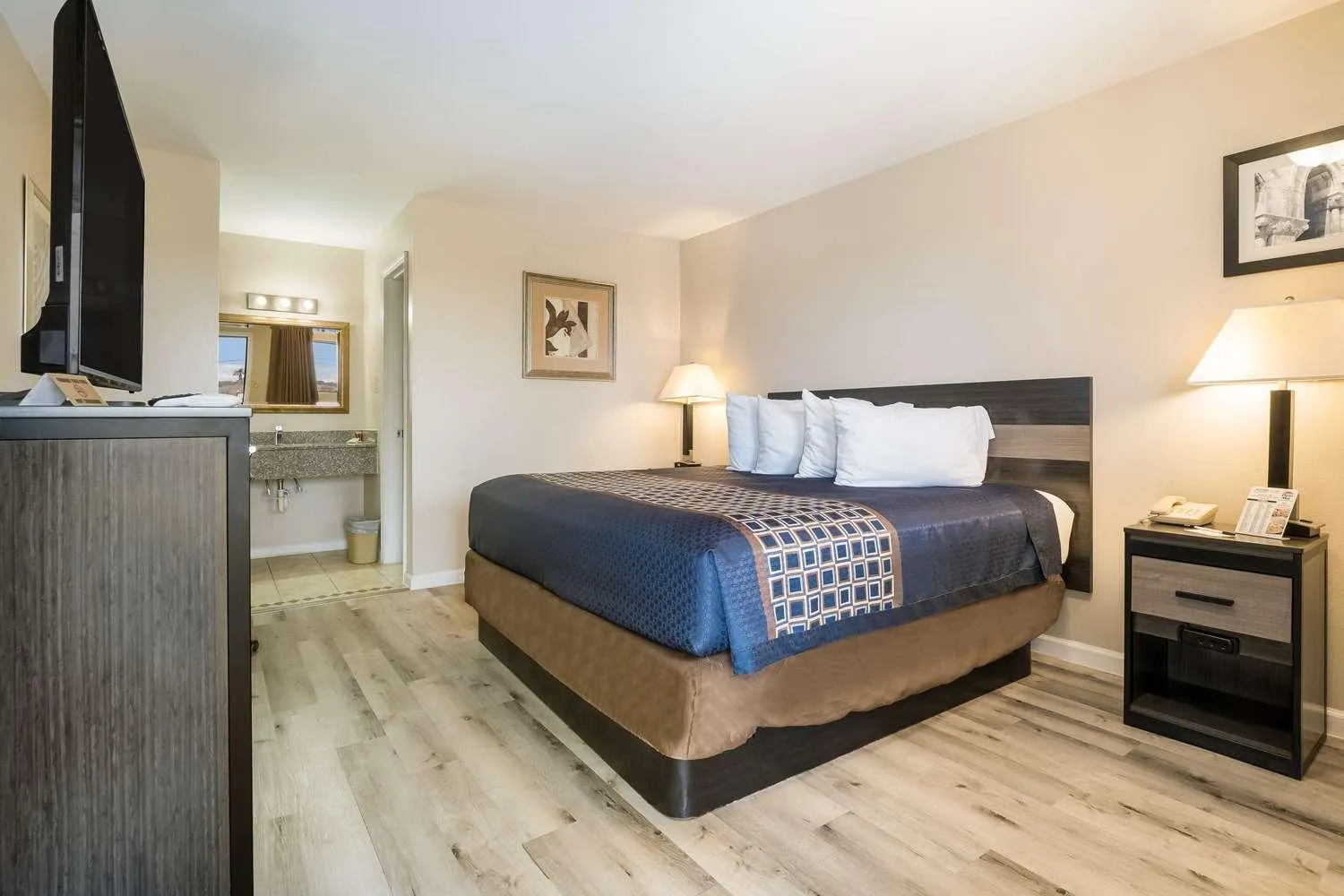 Photo of the whole room, Bed in Americas Best Value Inn Refugio