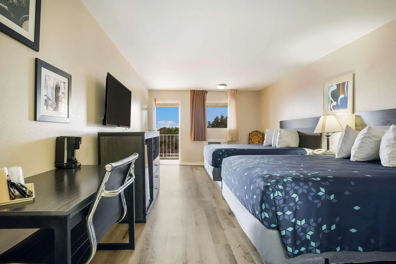 Photo of the whole room, Bed in Americas Best Value Inn Refugio