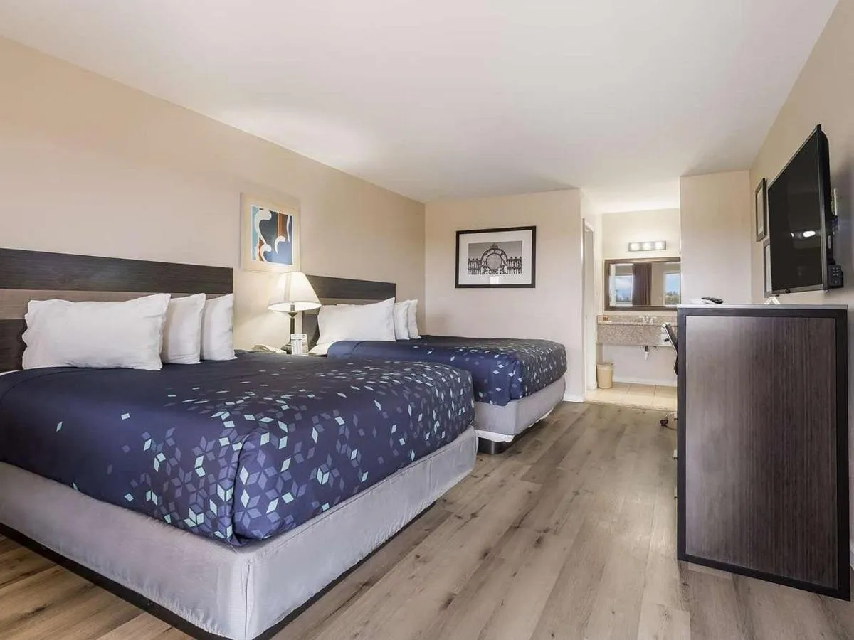 Bedroom, Bed in Americas Best Value Inn Refugio