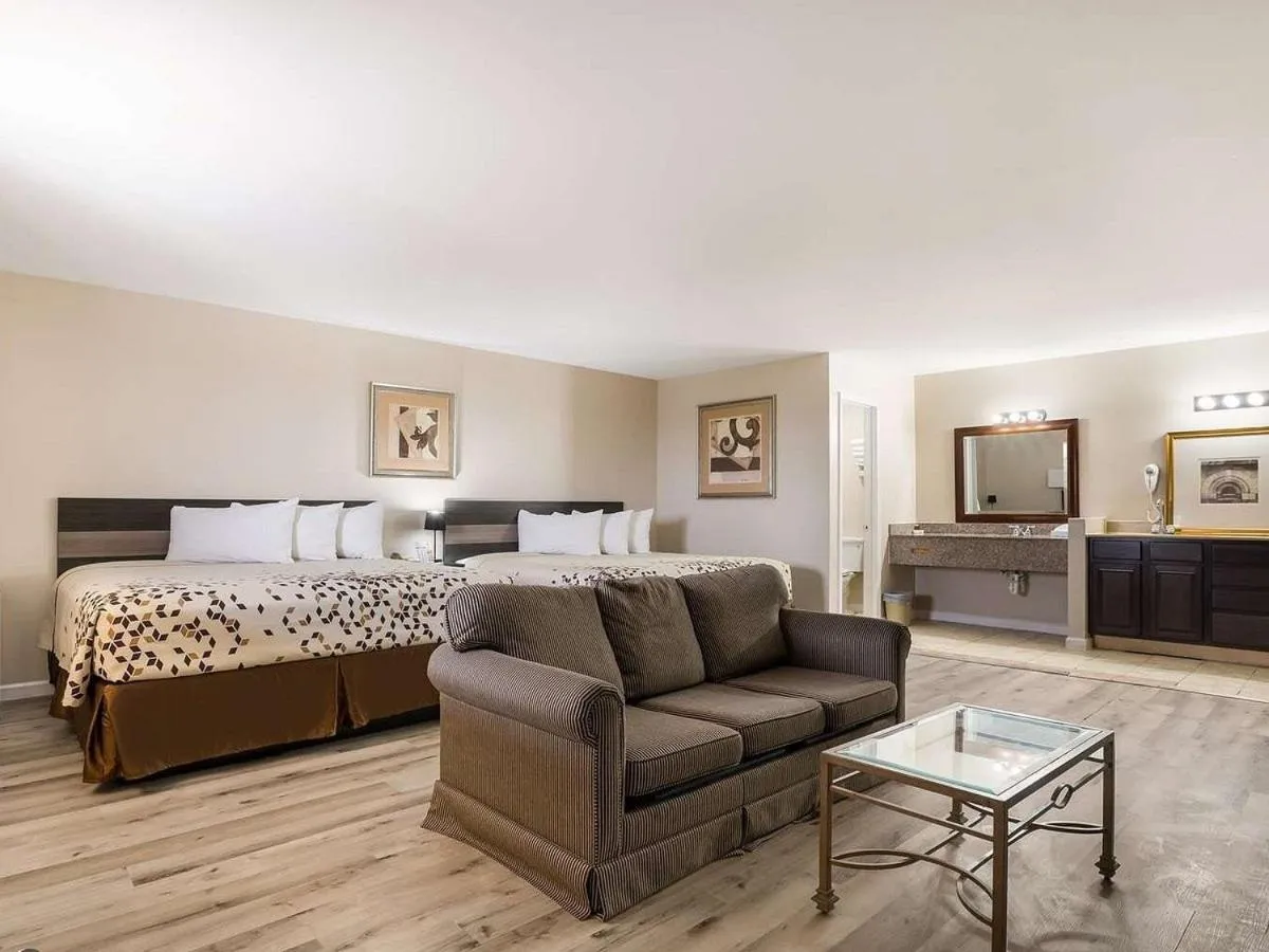 Photo of the whole room, Bed in Americas Best Value Inn Refugio