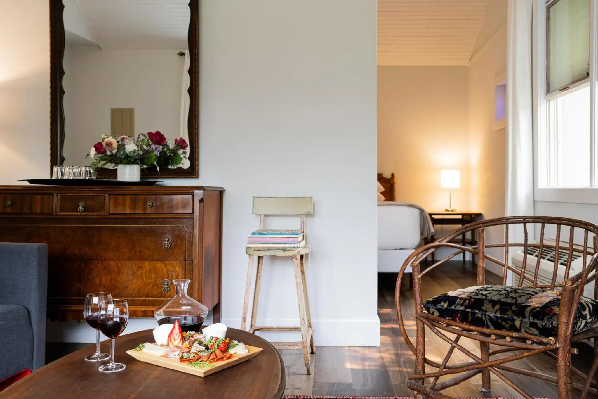 Premium 1 King Bed Cathedral Ceiling, Sitting Area and Fireplace in The Kent Motel Premium 1 King Bed Cathedral Ceiling, Sitting Area and Fireplace in The Kent Motel