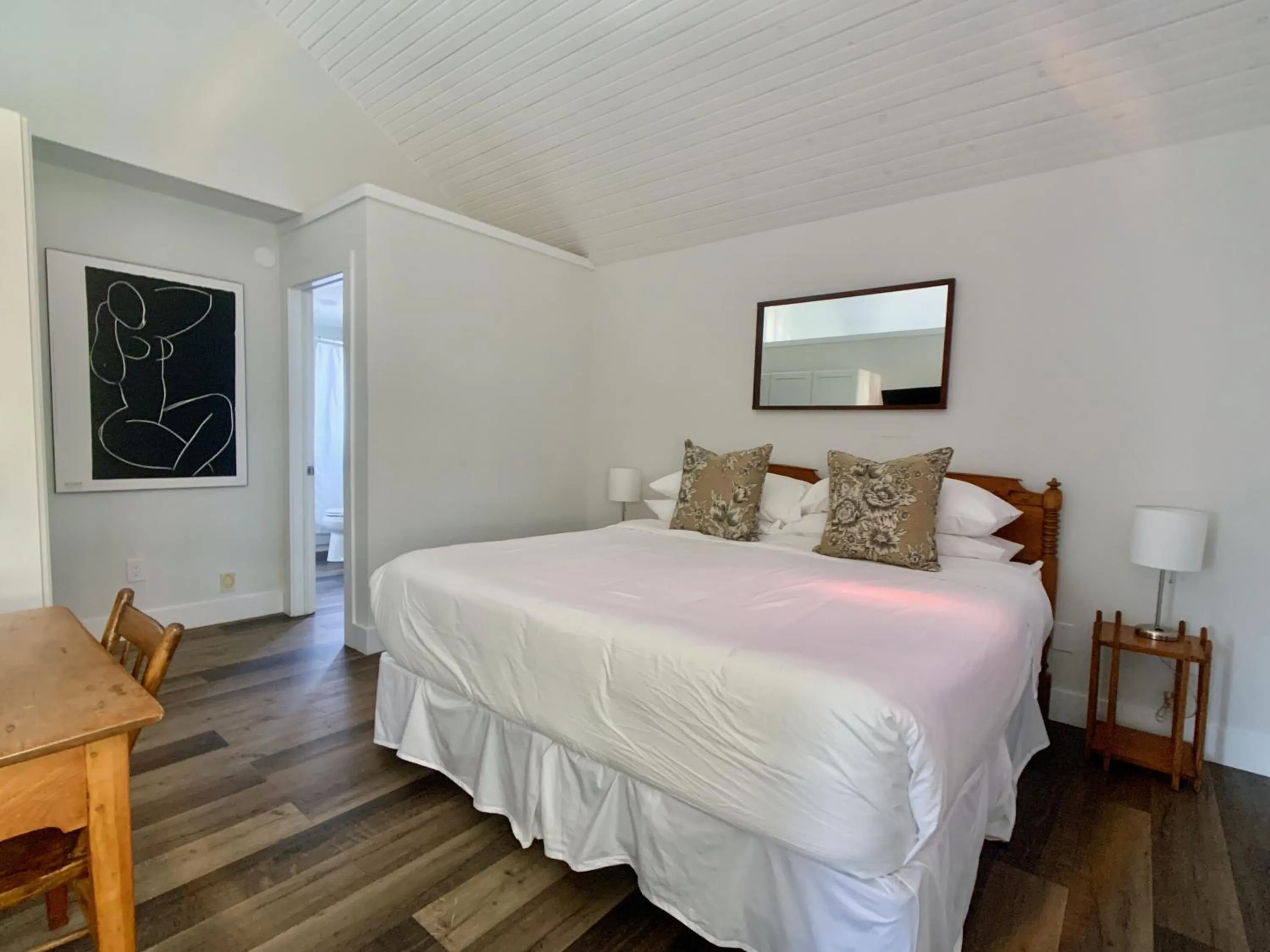 Bed in The Kent Motel