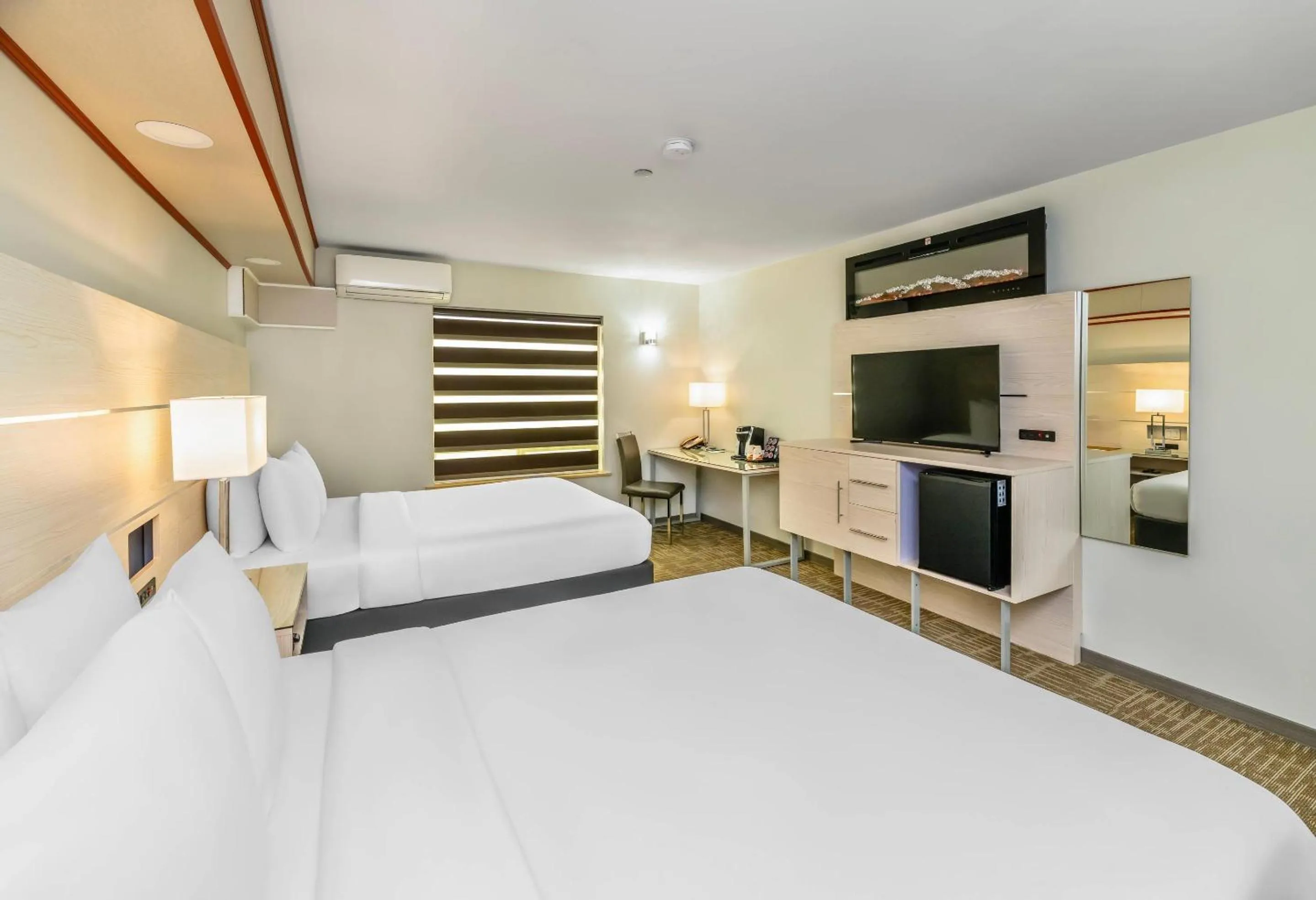 Bedroom, Bed in Quality Inn Sunshine Suites