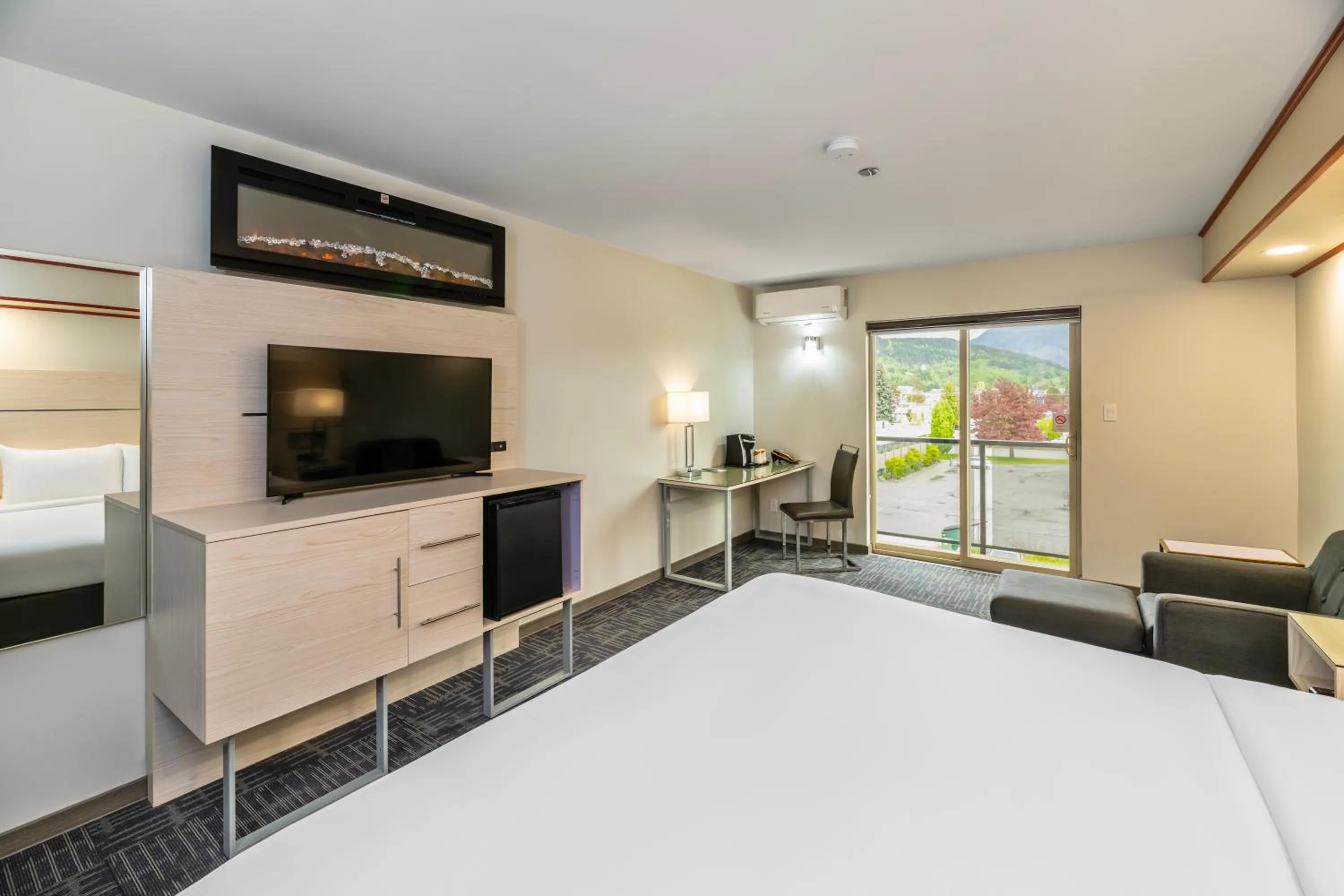 Bed in Quality Inn Sunshine Suites