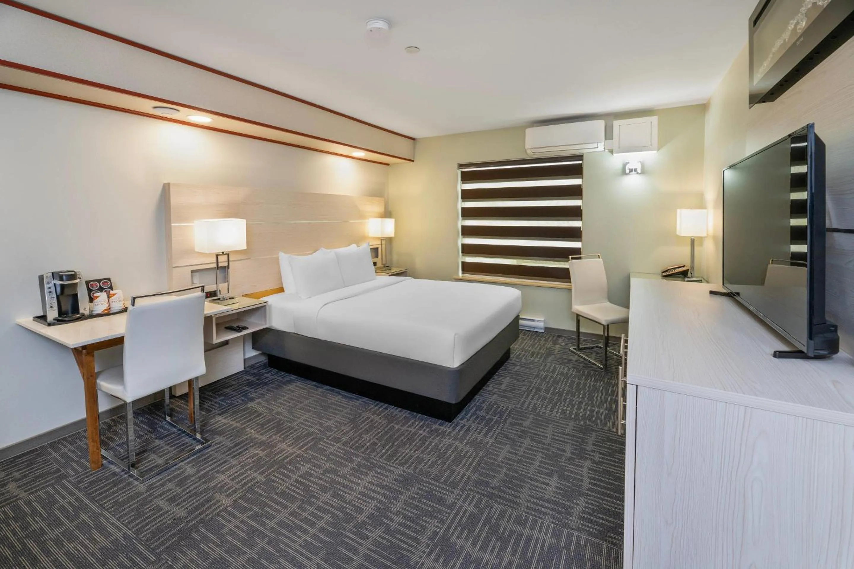 Bedroom, Bed in Quality Inn Sunshine Suites