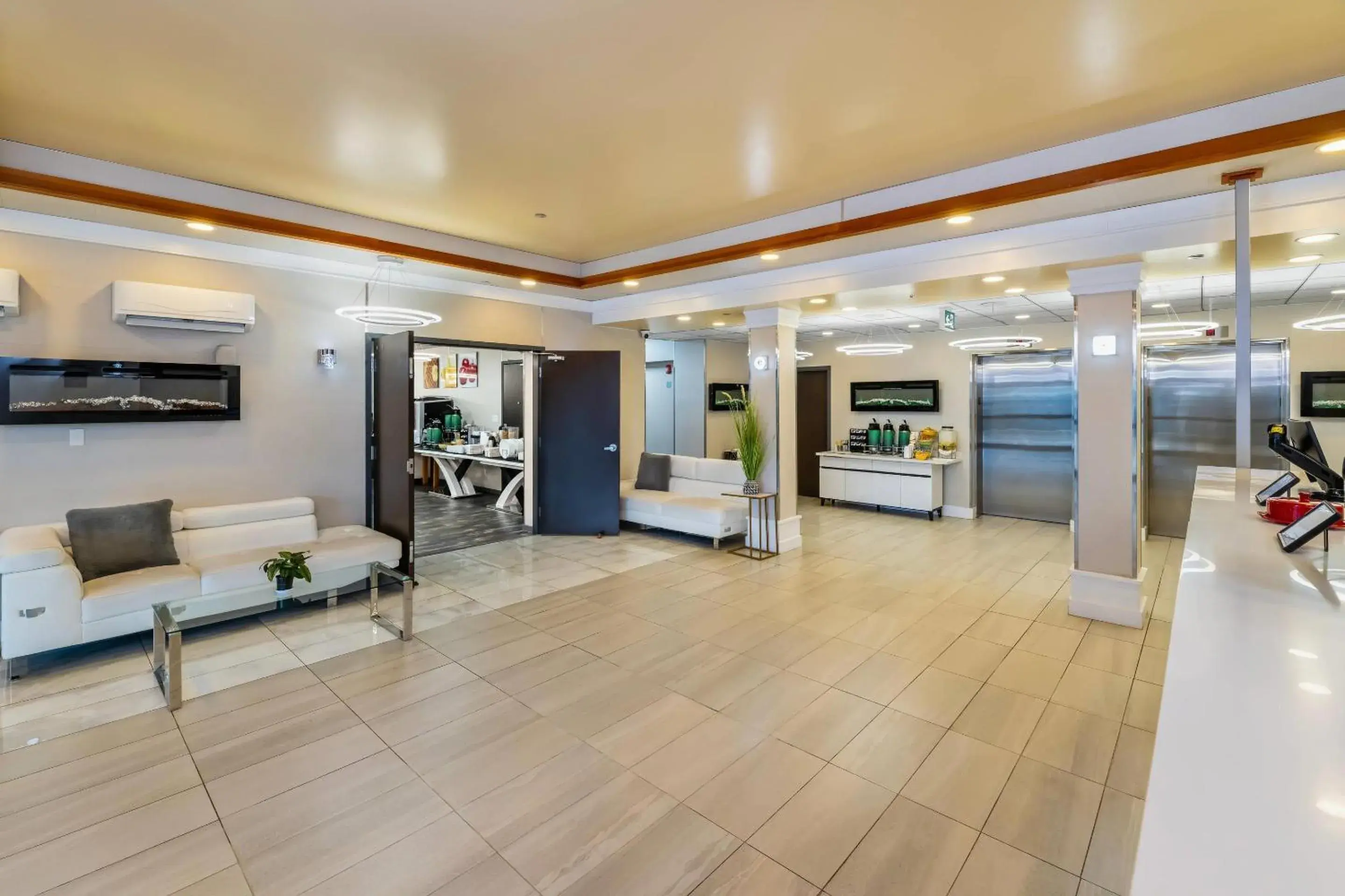 Lobby or reception in Quality Inn Sunshine Suites Lobby or reception in Quality Inn Sunshine Suites