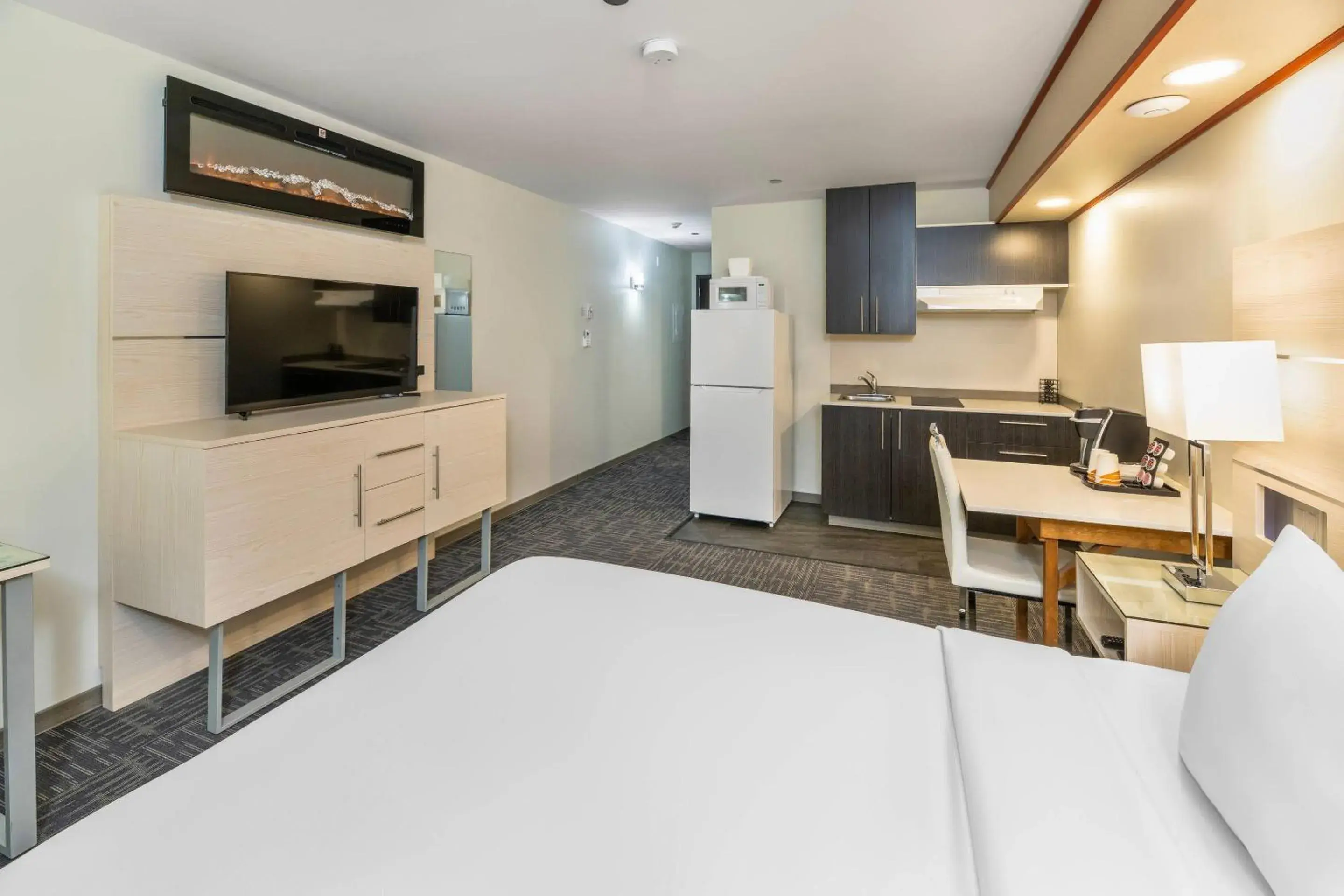 Bedroom in Quality Inn Sunshine Suites Bedroom in Quality Inn Sunshine Suites