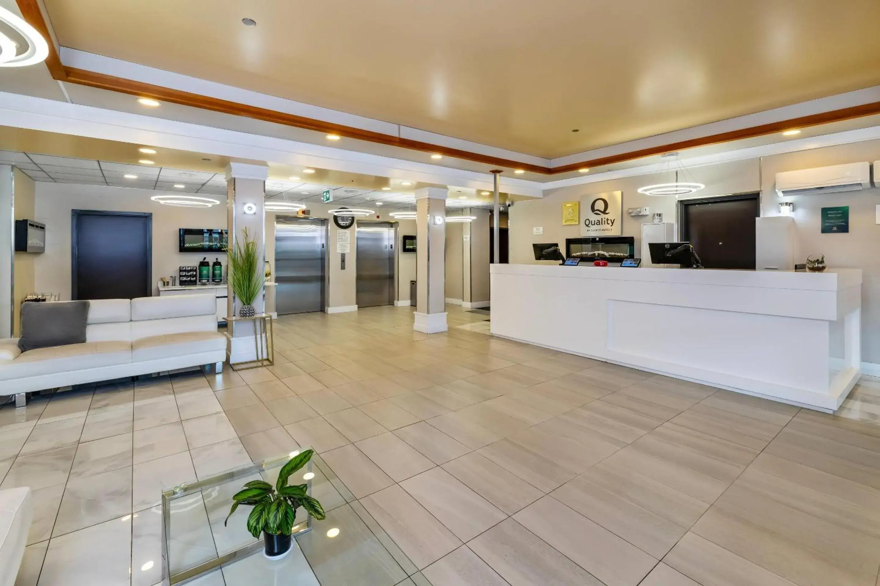 Lobby or reception in Quality Inn Sunshine Suites Lobby or reception in Quality Inn Sunshine Suites