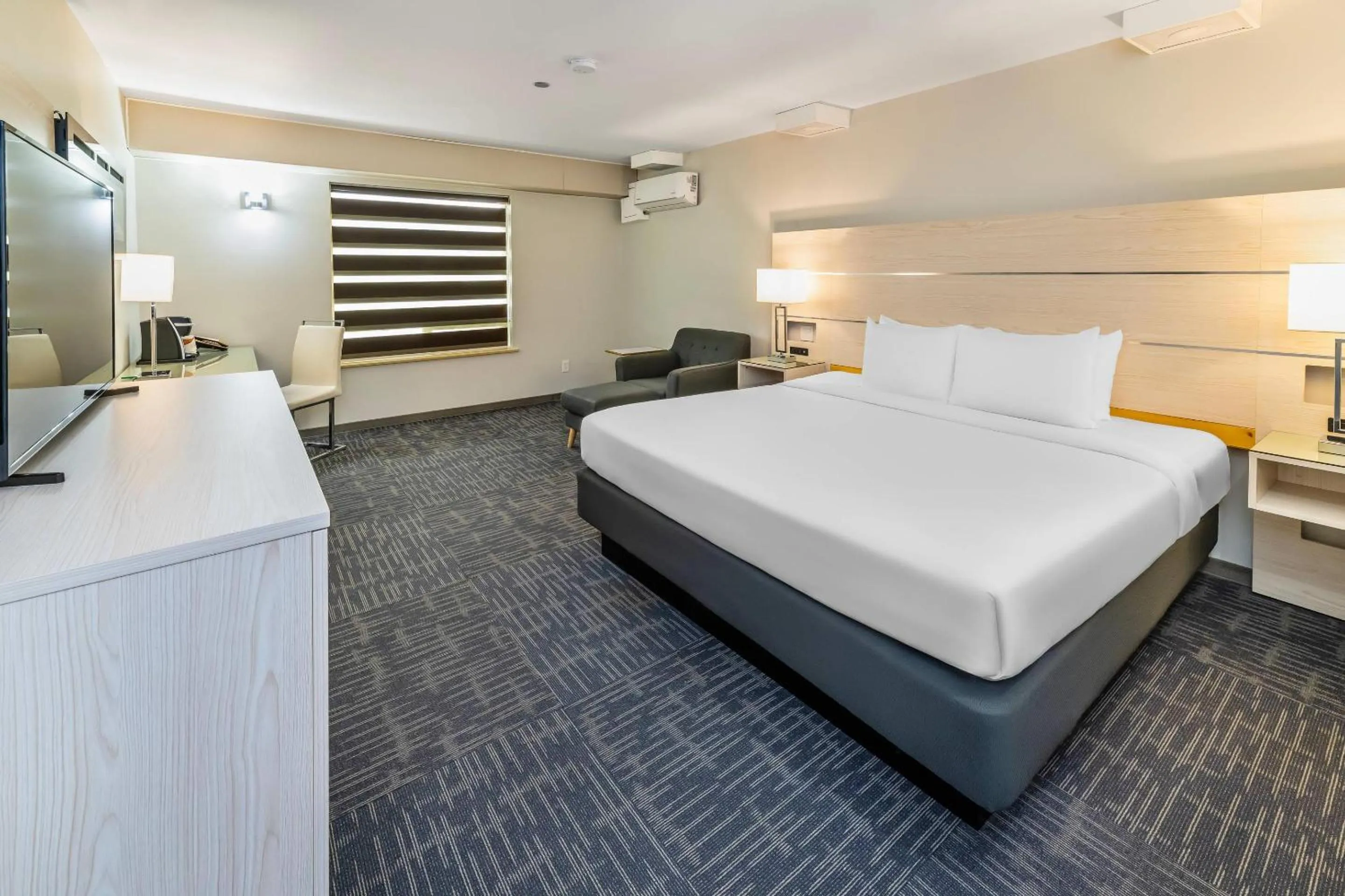 Bedroom, Bed in Quality Inn Sunshine Suites