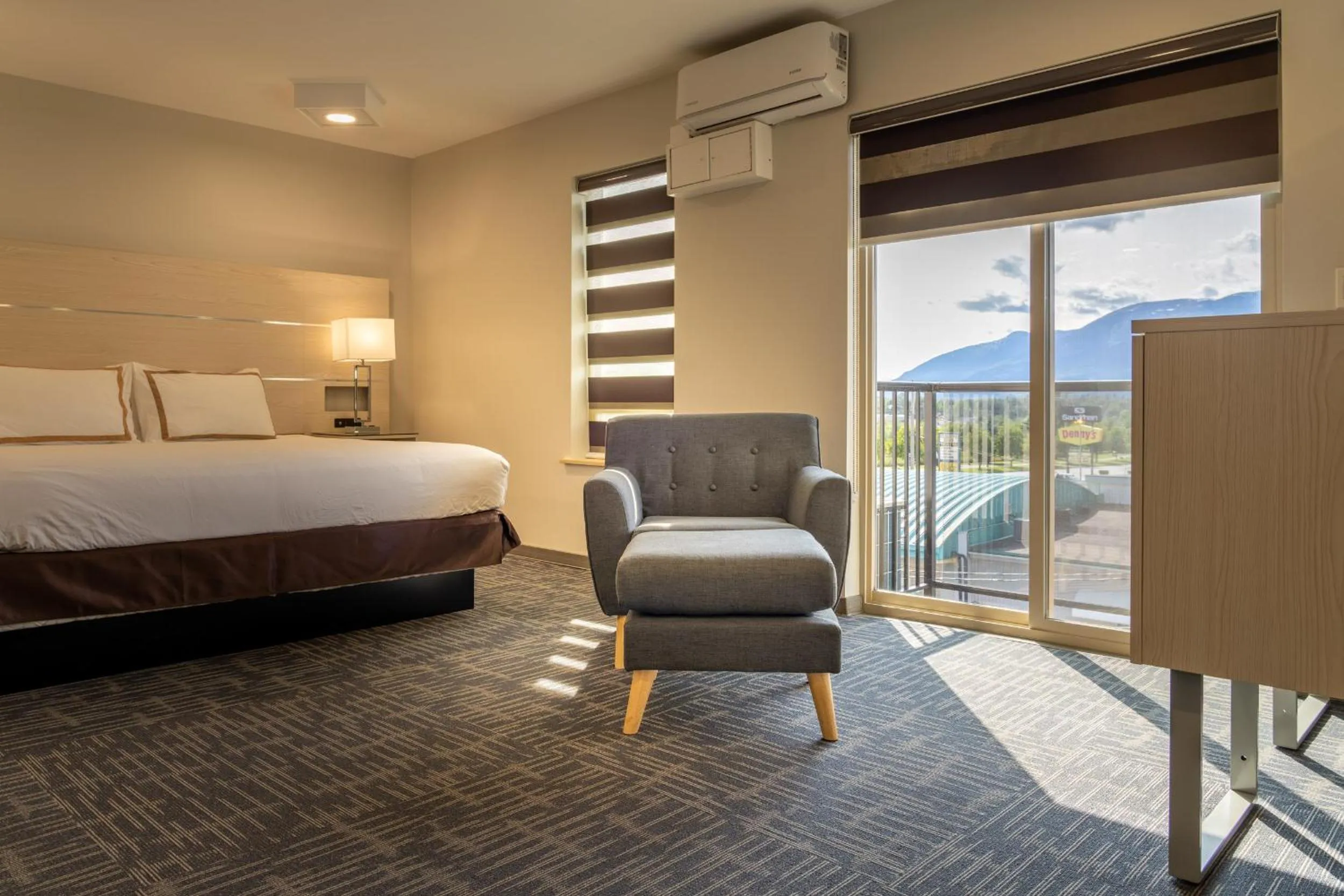 Mountain view, Bed in Quality Inn Sunshine Suites