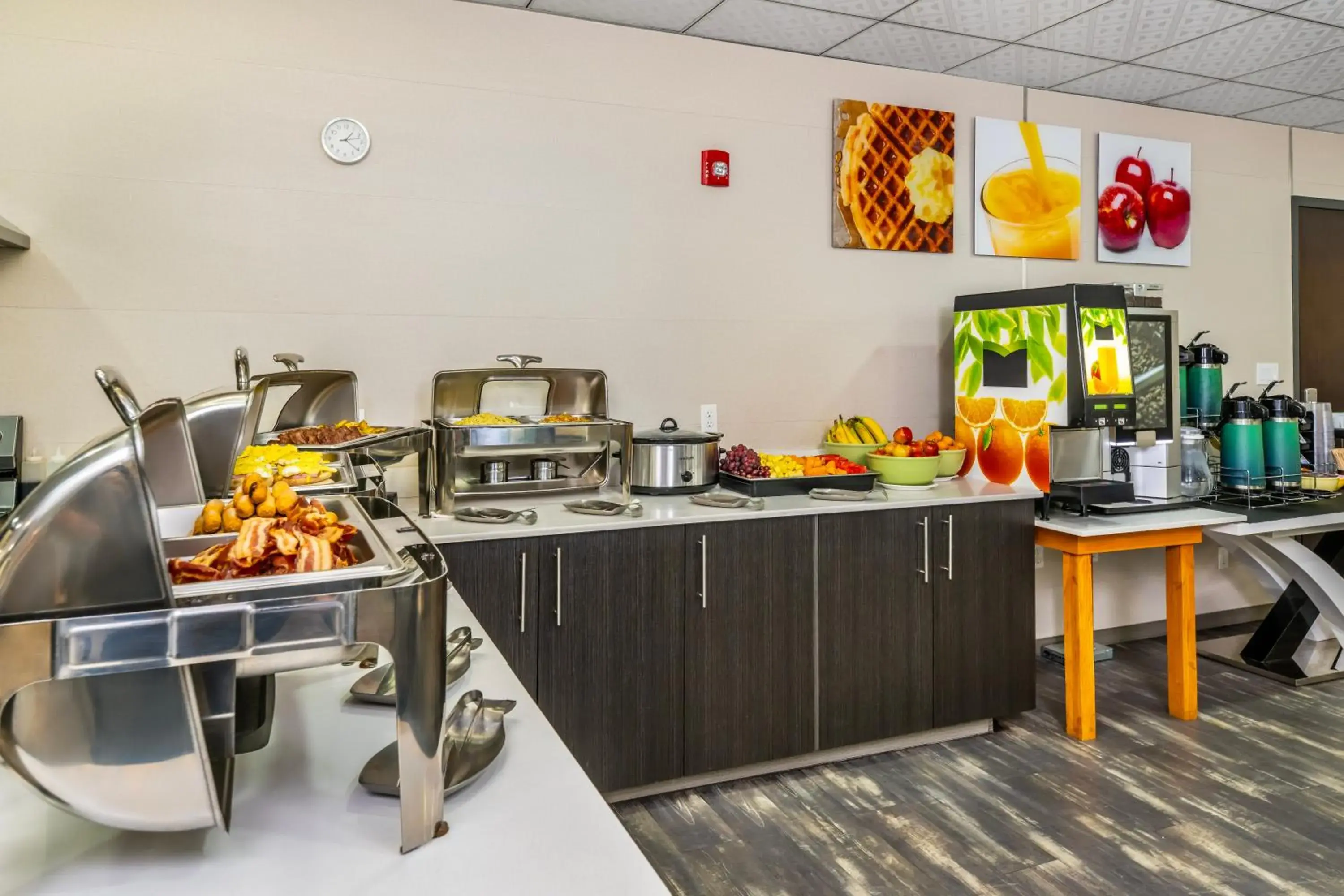 Breakfast in Quality Inn Sunshine Suites Breakfast in Quality Inn Sunshine Suites