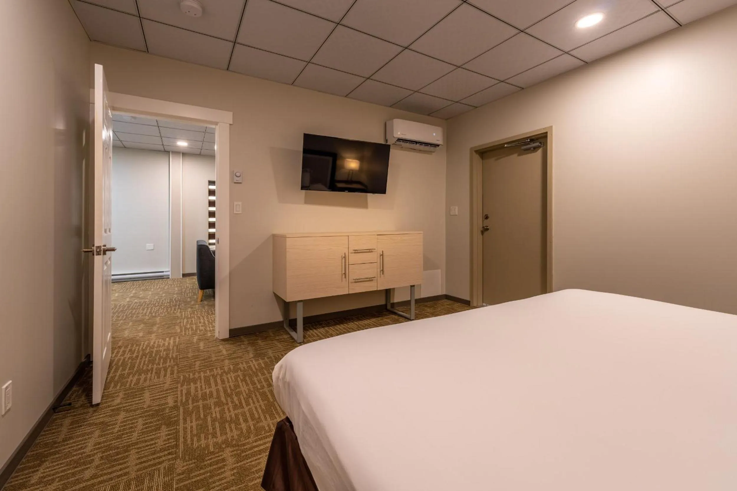 Bed in Quality Inn Sunshine Suites