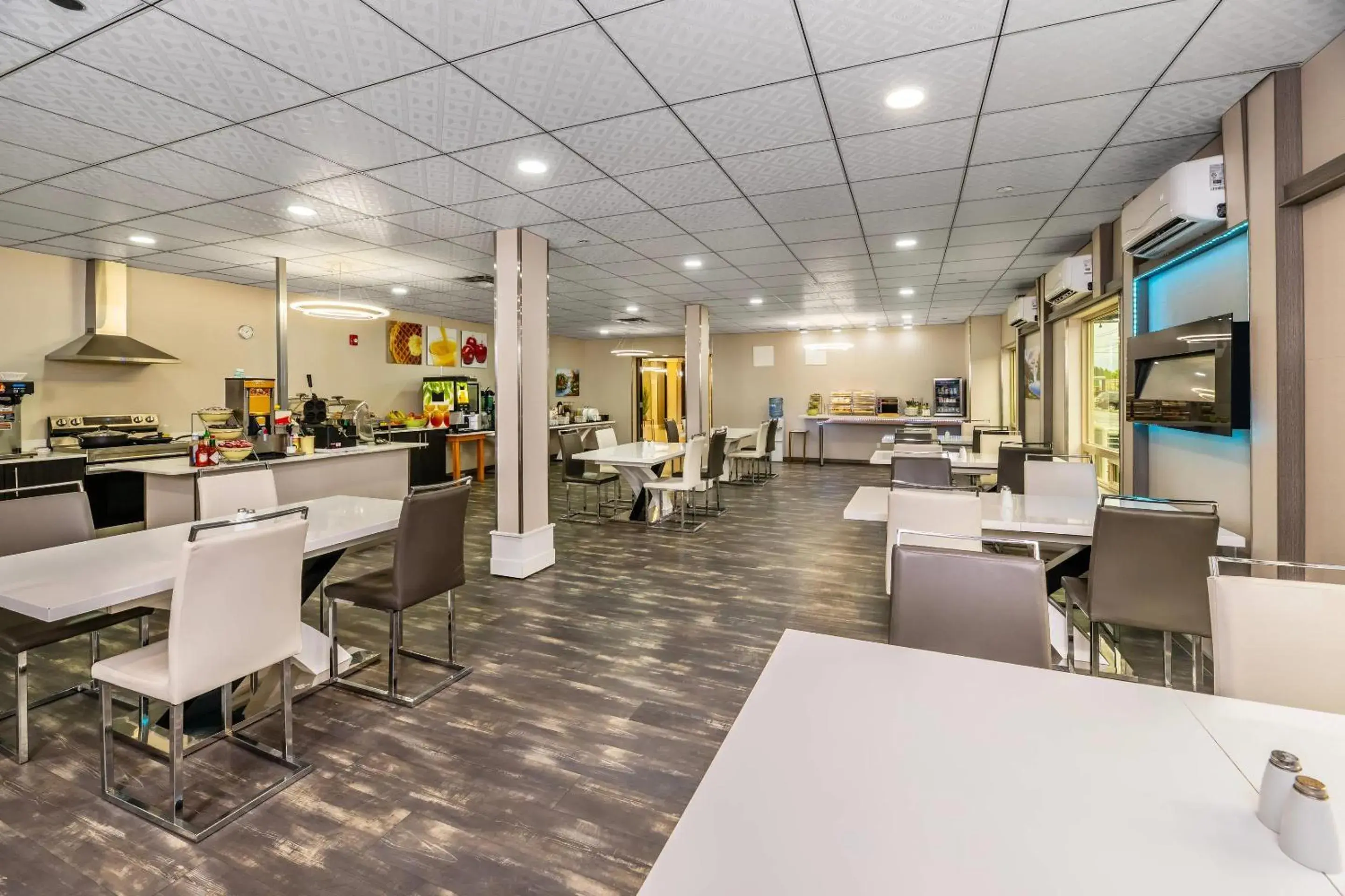 Breakfast in Quality Inn Sunshine Suites Breakfast in Quality Inn Sunshine Suites