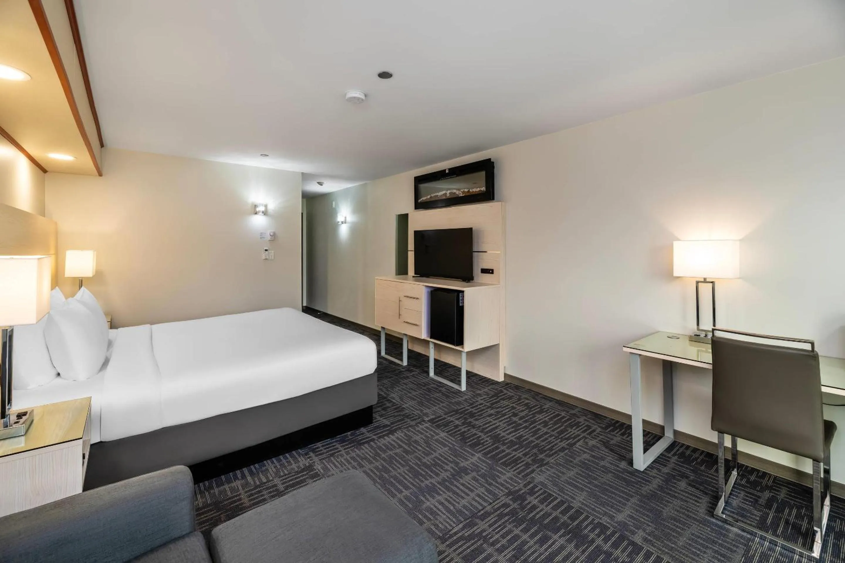 Bedroom, Bed in Quality Inn Sunshine Suites