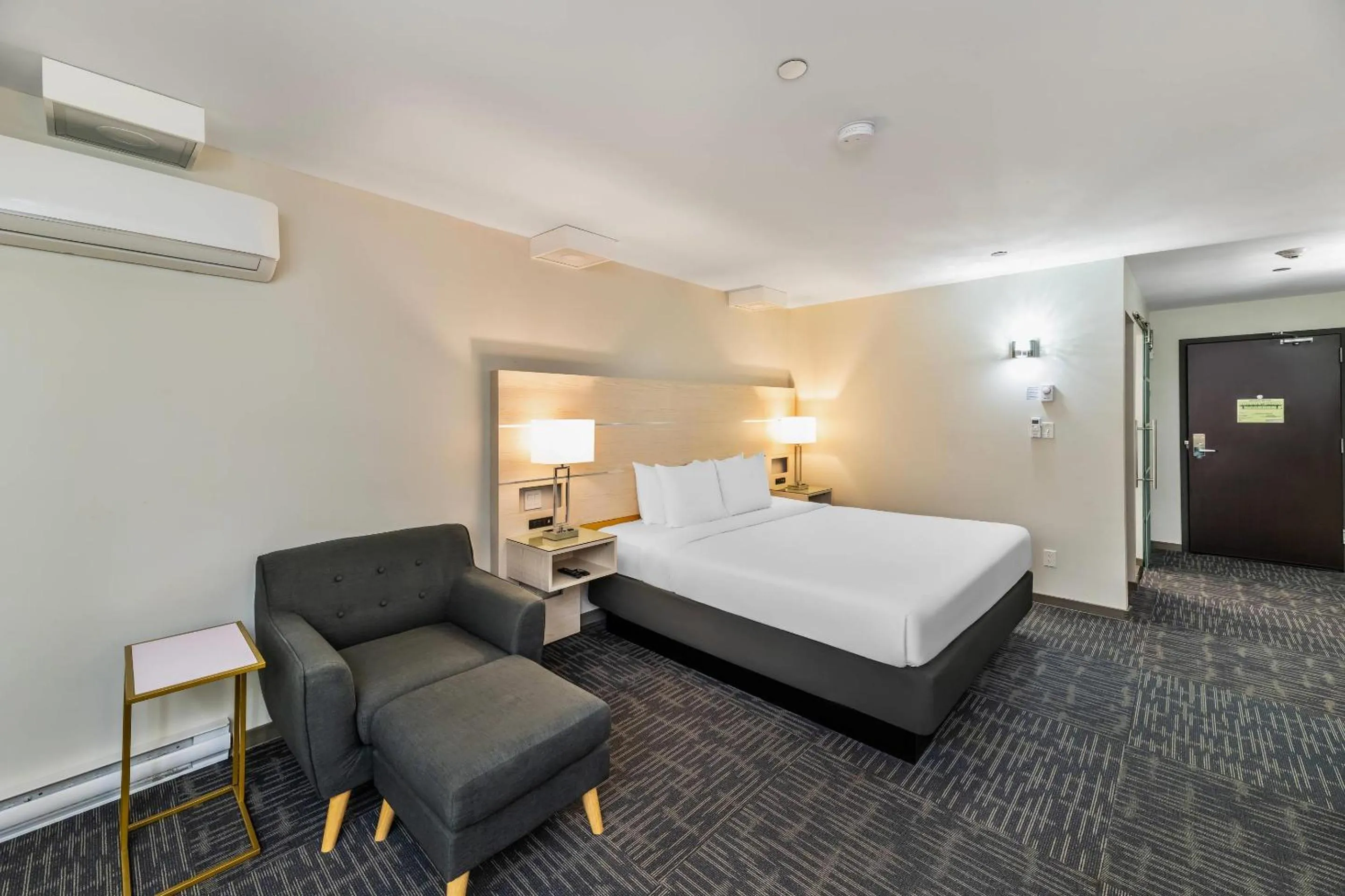 Bedroom, Bed in Quality Inn Sunshine Suites