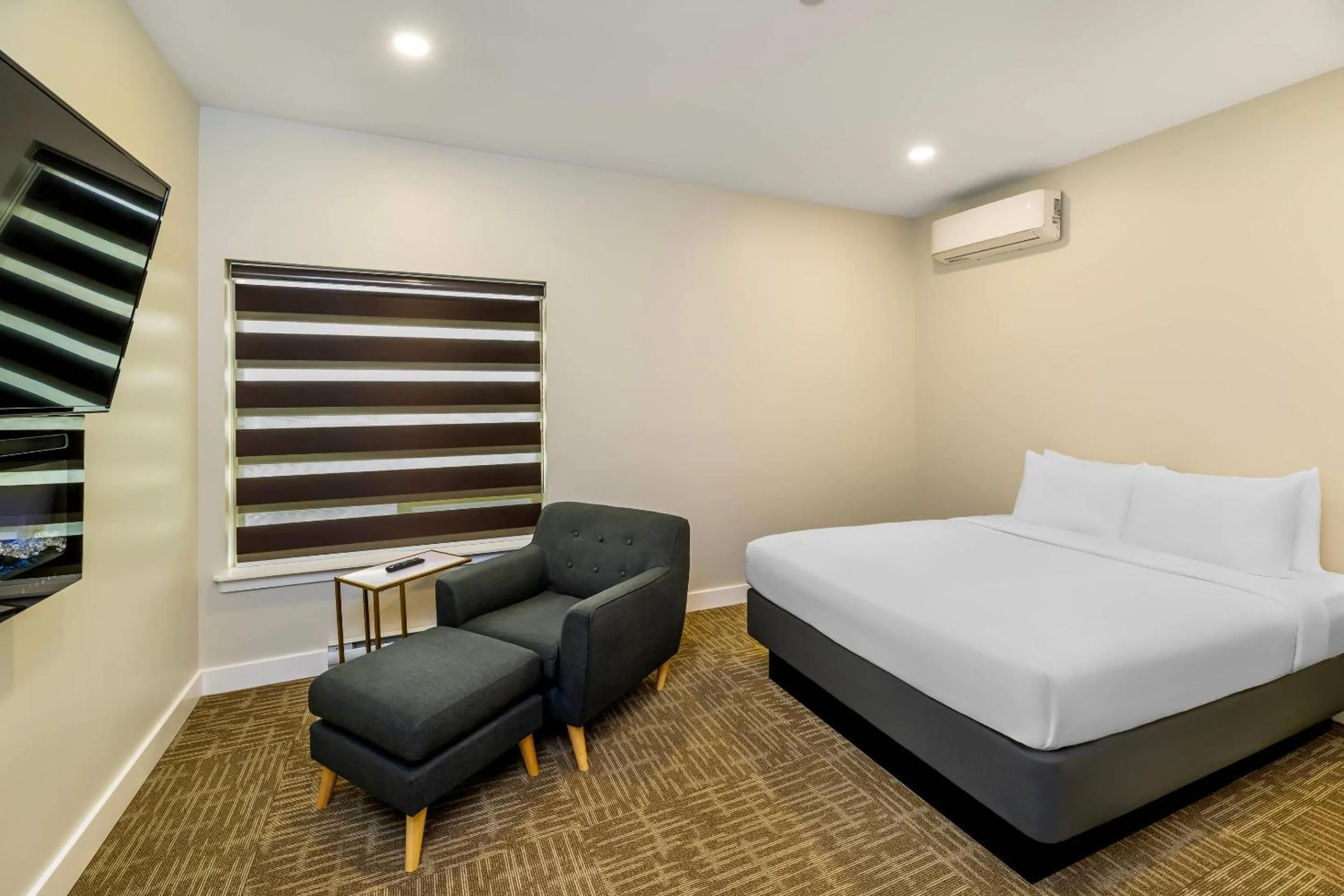 Bedroom, Bed in Quality Inn Sunshine Suites