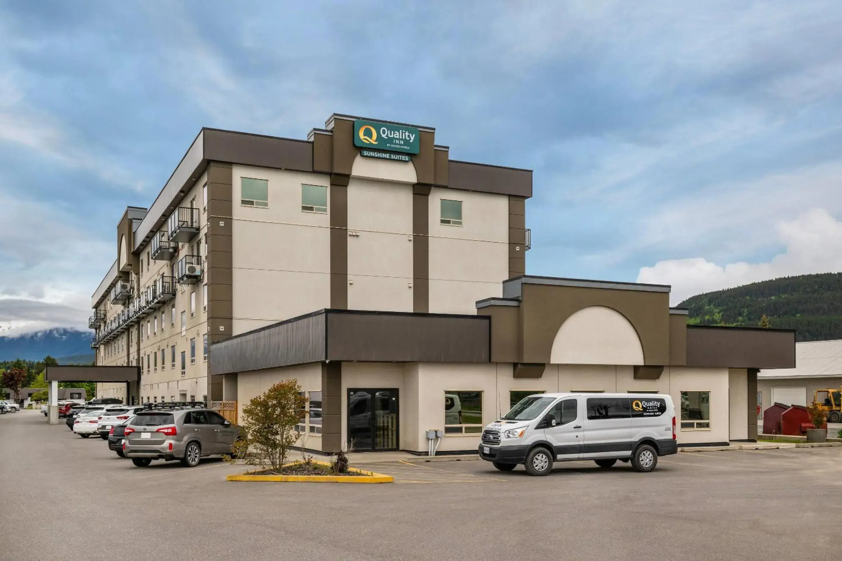 Property building in Quality Inn Sunshine Suites Property building in Quality Inn Sunshine Suites