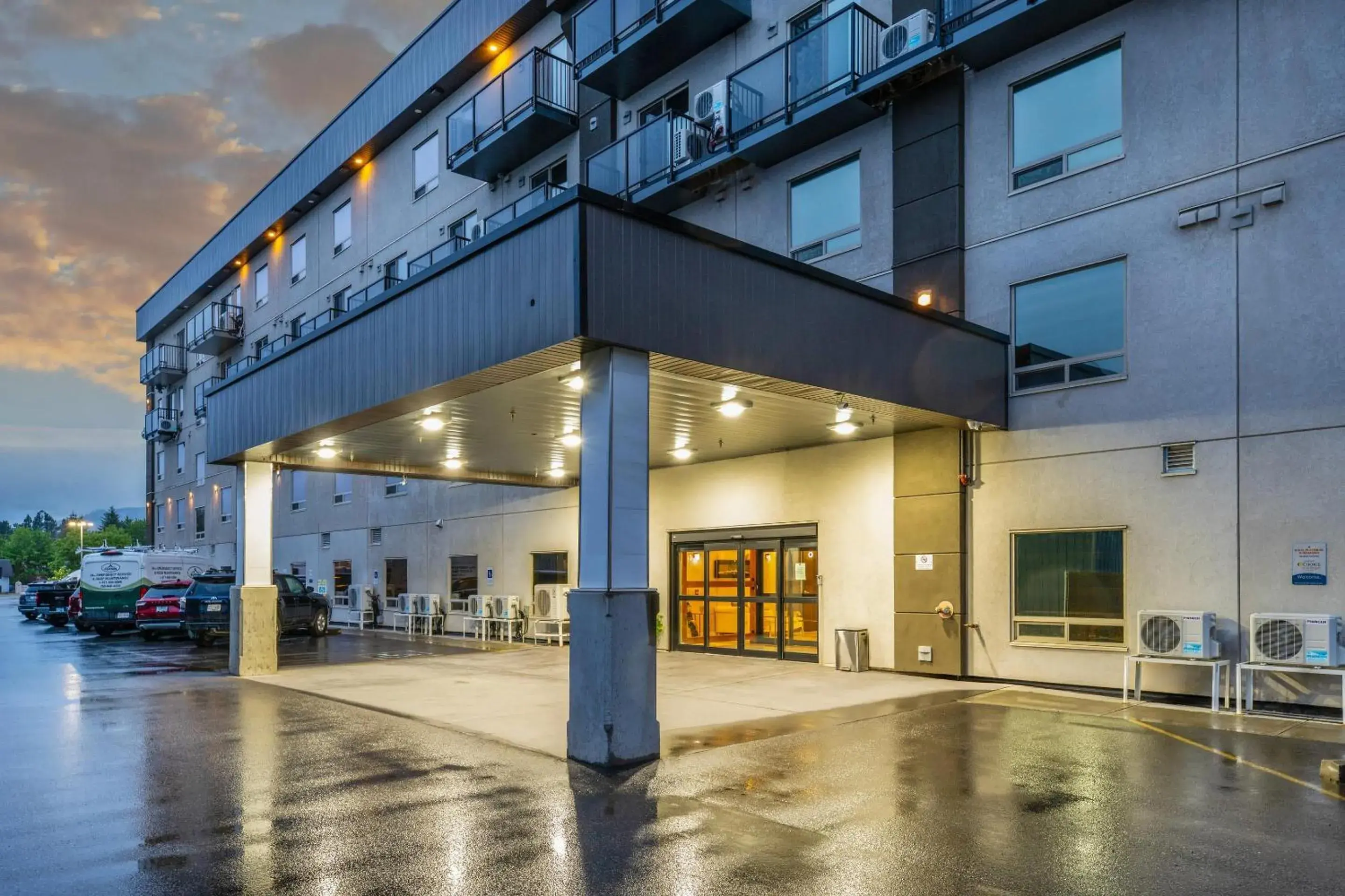 Property building in Quality Inn Sunshine Suites Property building in Quality Inn Sunshine Suites