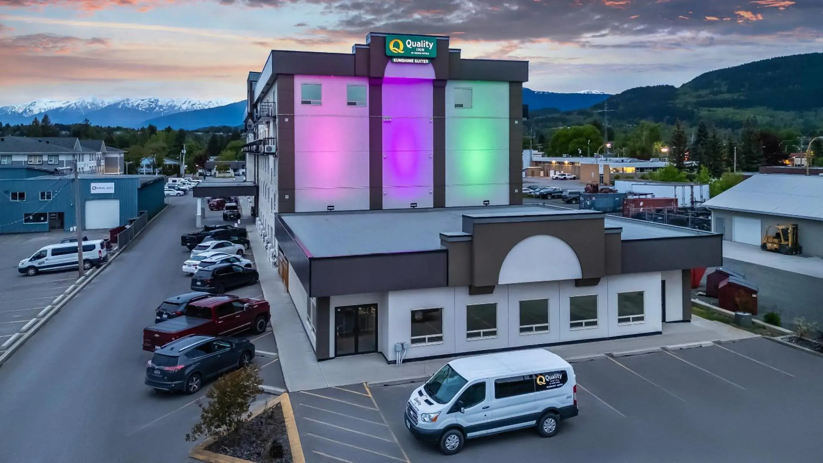 Property building in Quality Inn Sunshine Suites Property building in Quality Inn Sunshine Suites