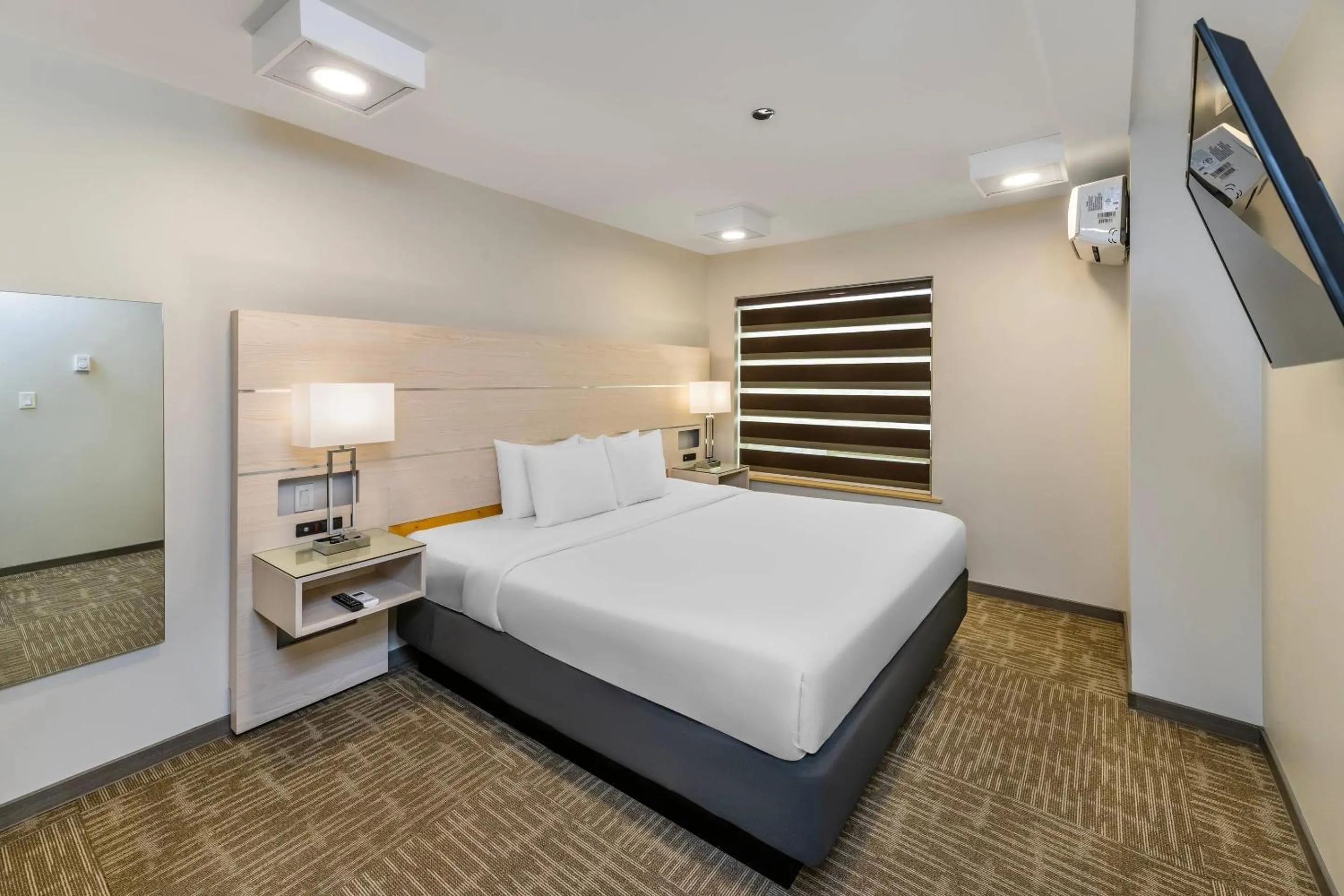 Bedroom, Bed in Quality Inn Sunshine Suites