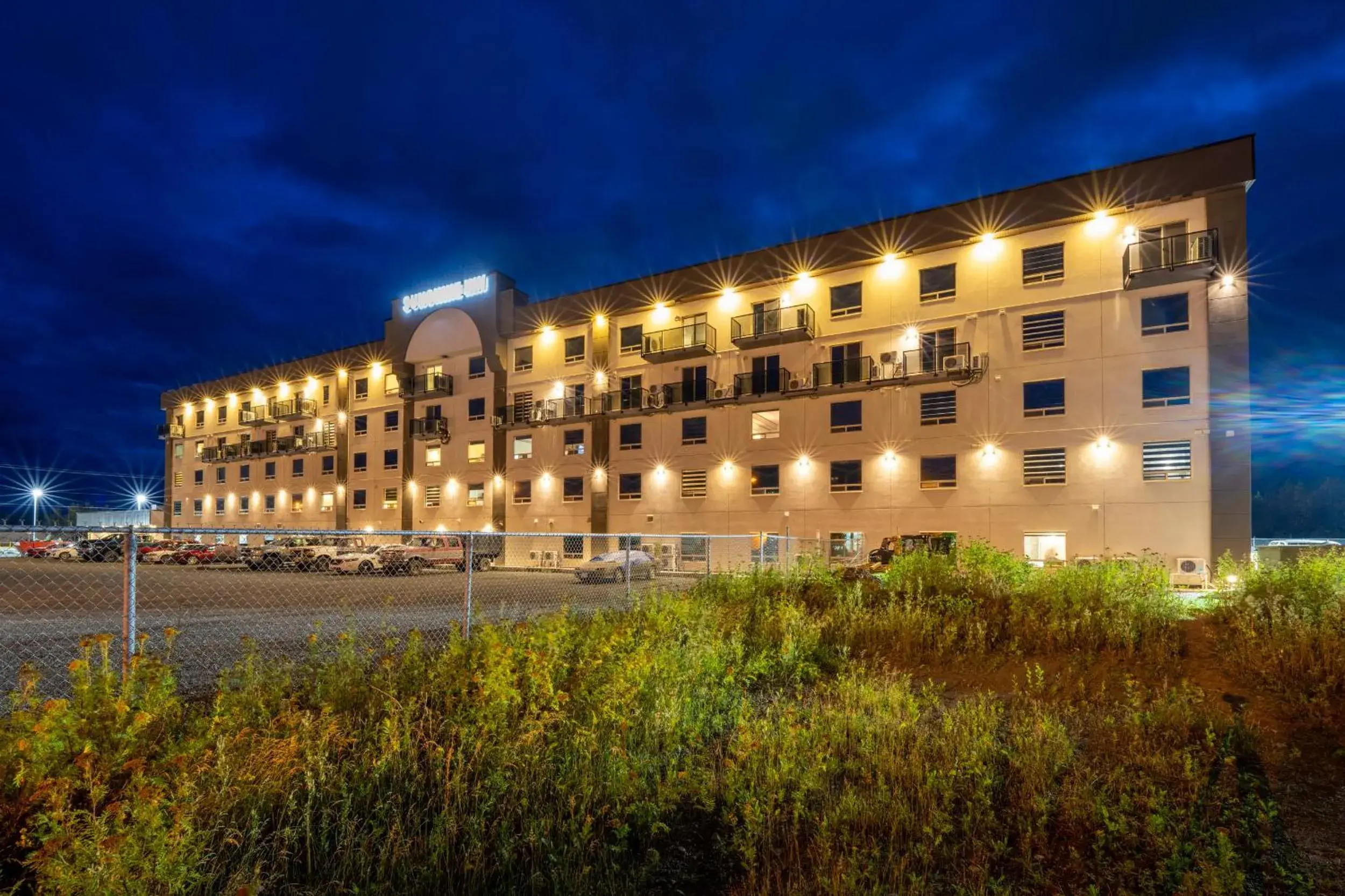 Property building in Quality Inn Sunshine Suites Property building in Quality Inn Sunshine Suites