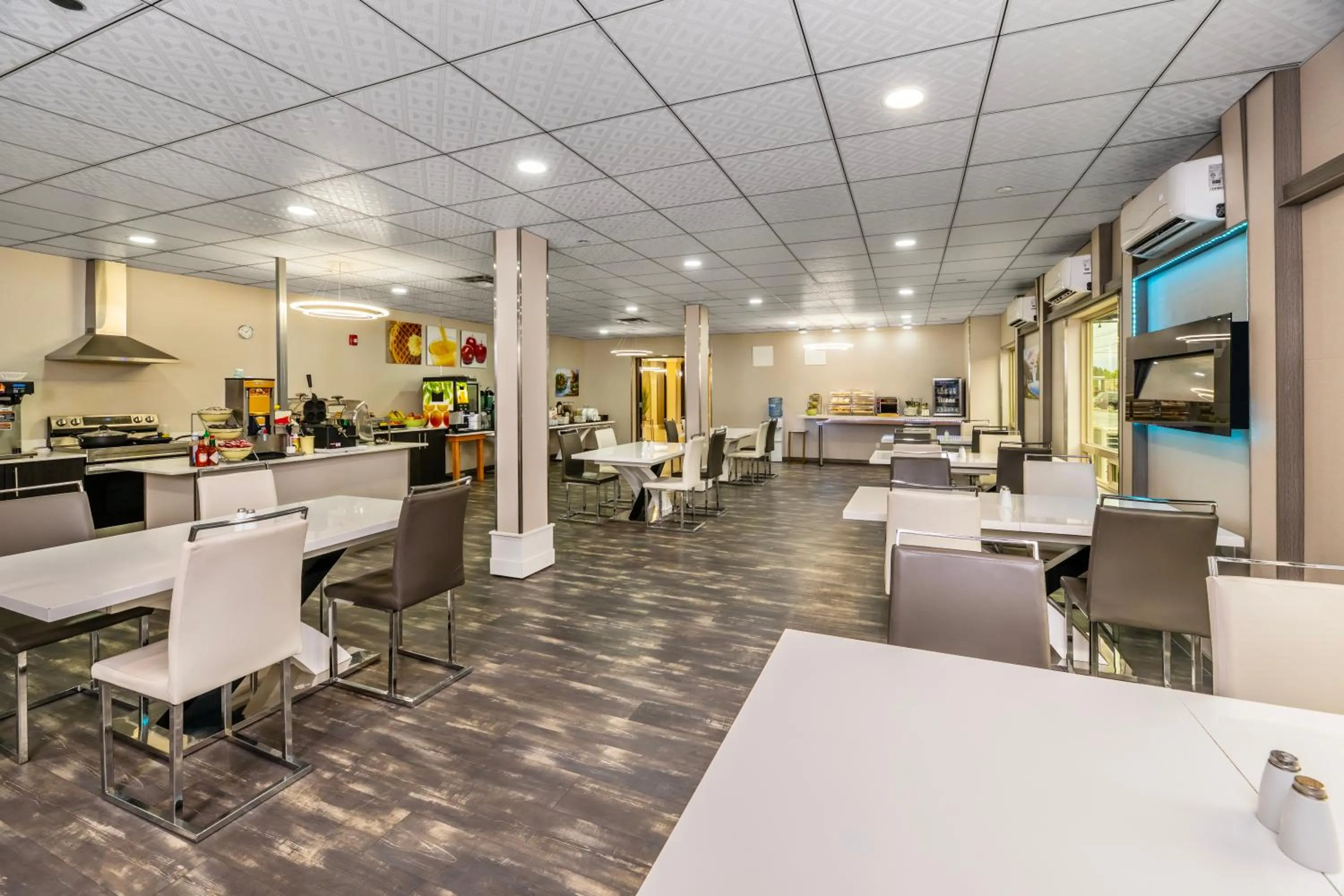 Buffet breakfast in Quality Inn Sunshine Suites