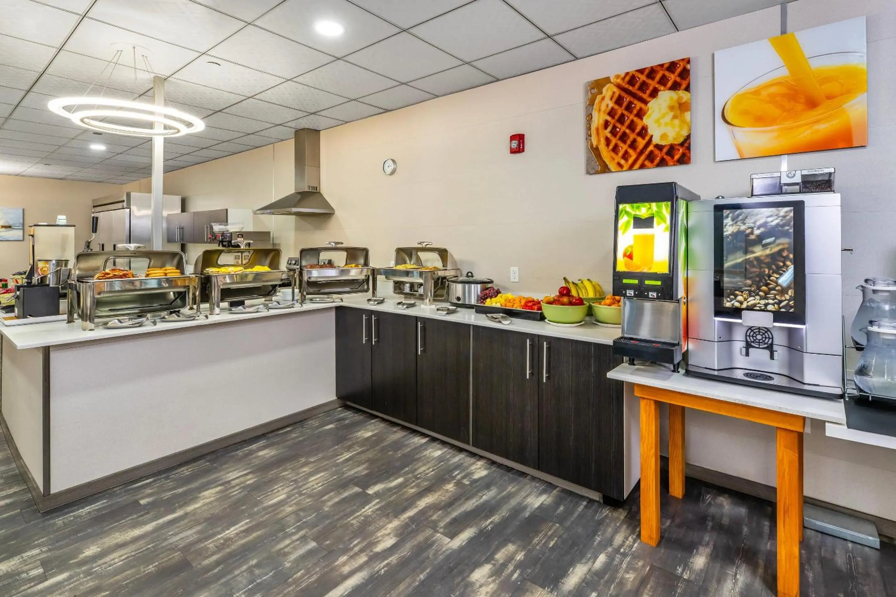 Breakfast in Quality Inn Sunshine Suites