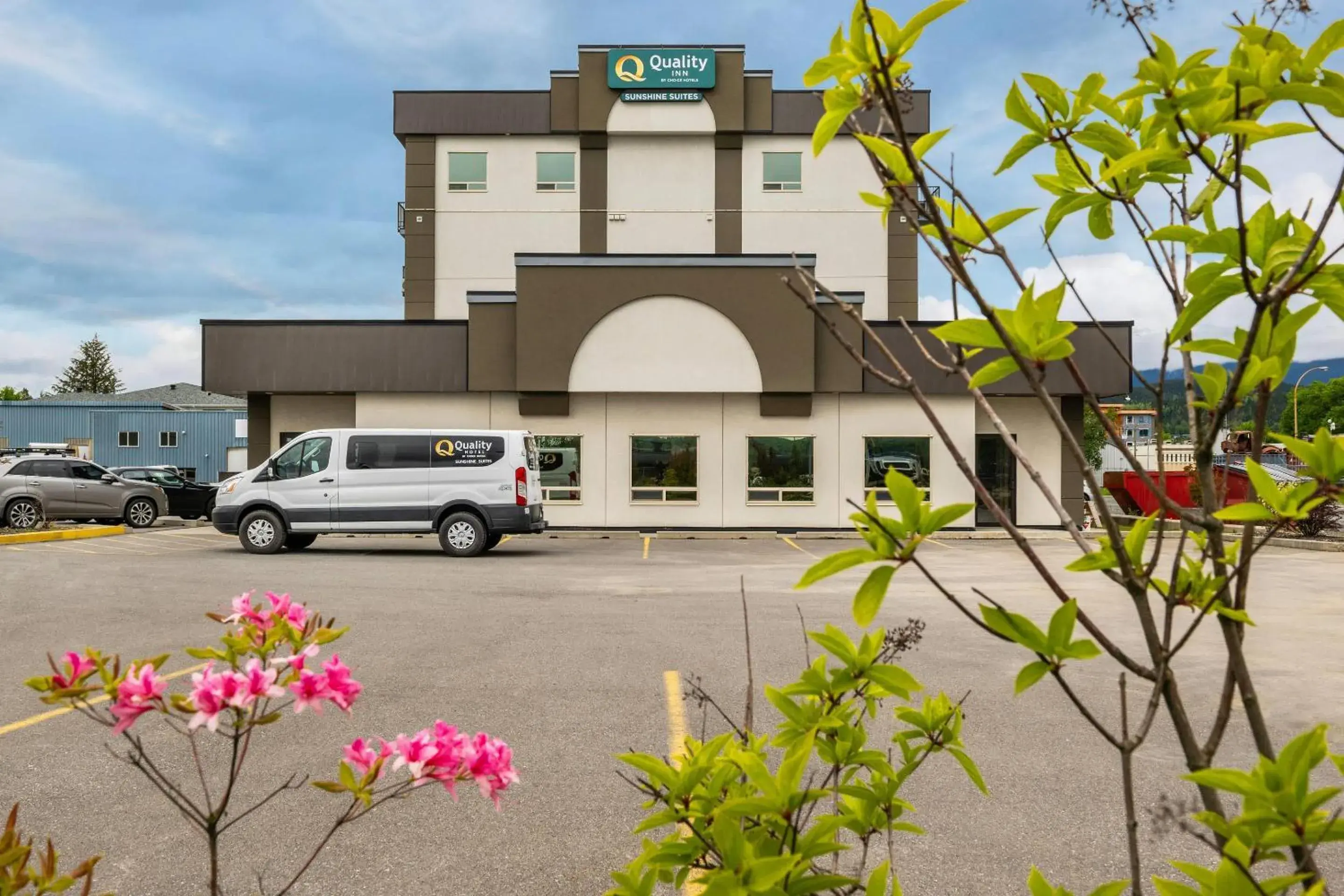 Property building in Quality Inn Sunshine Suites Property building in Quality Inn Sunshine Suites