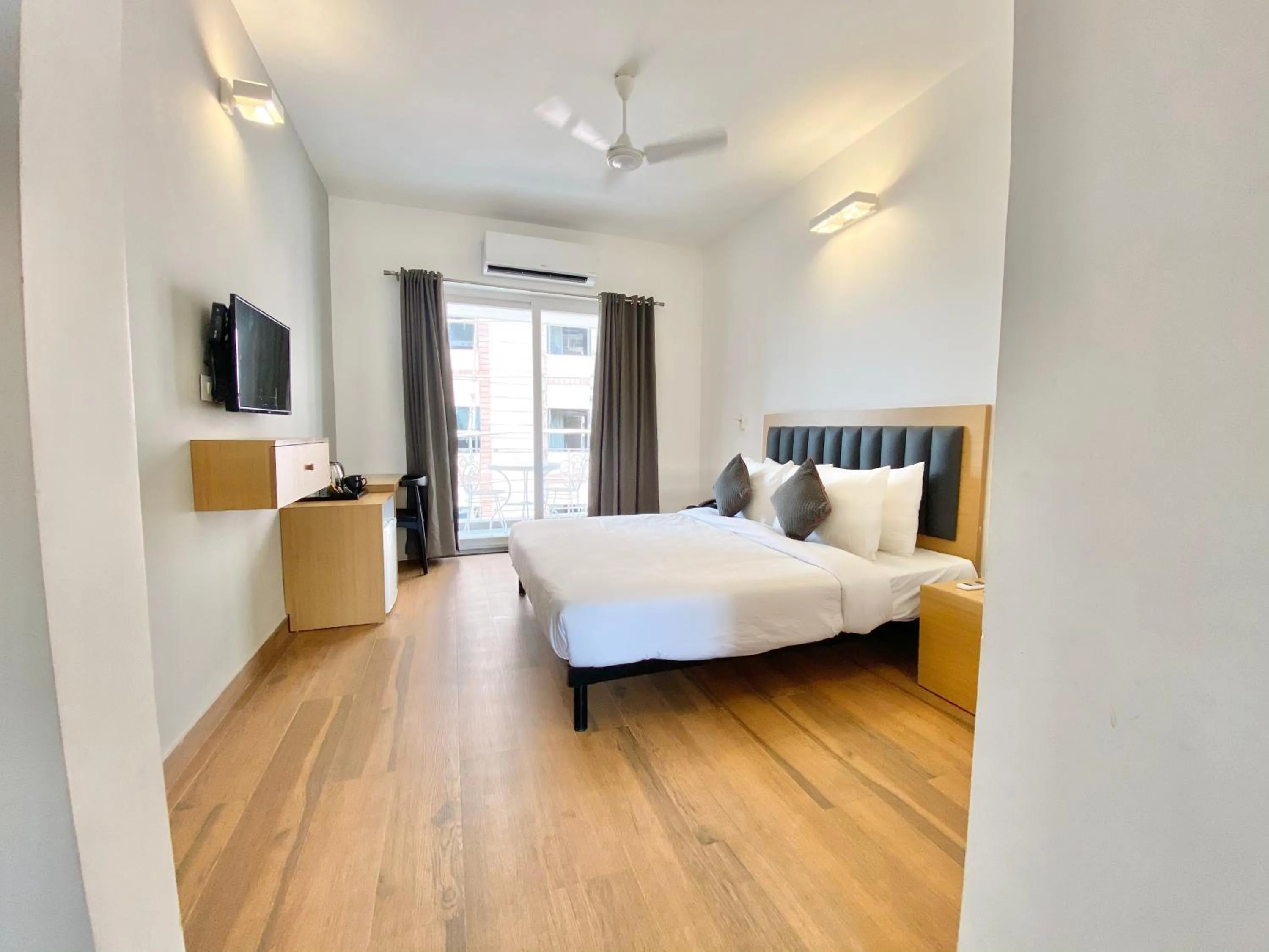 Photo of the whole room, Bed in Amigos Candolim Beach