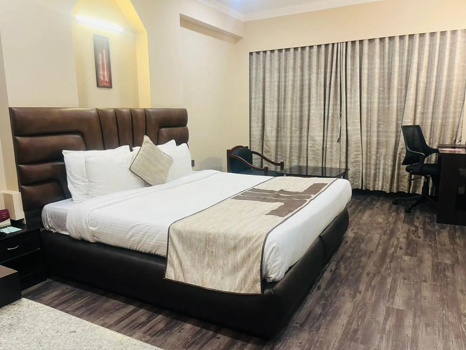 Bedroom, Bed in Hotel Rajmahal