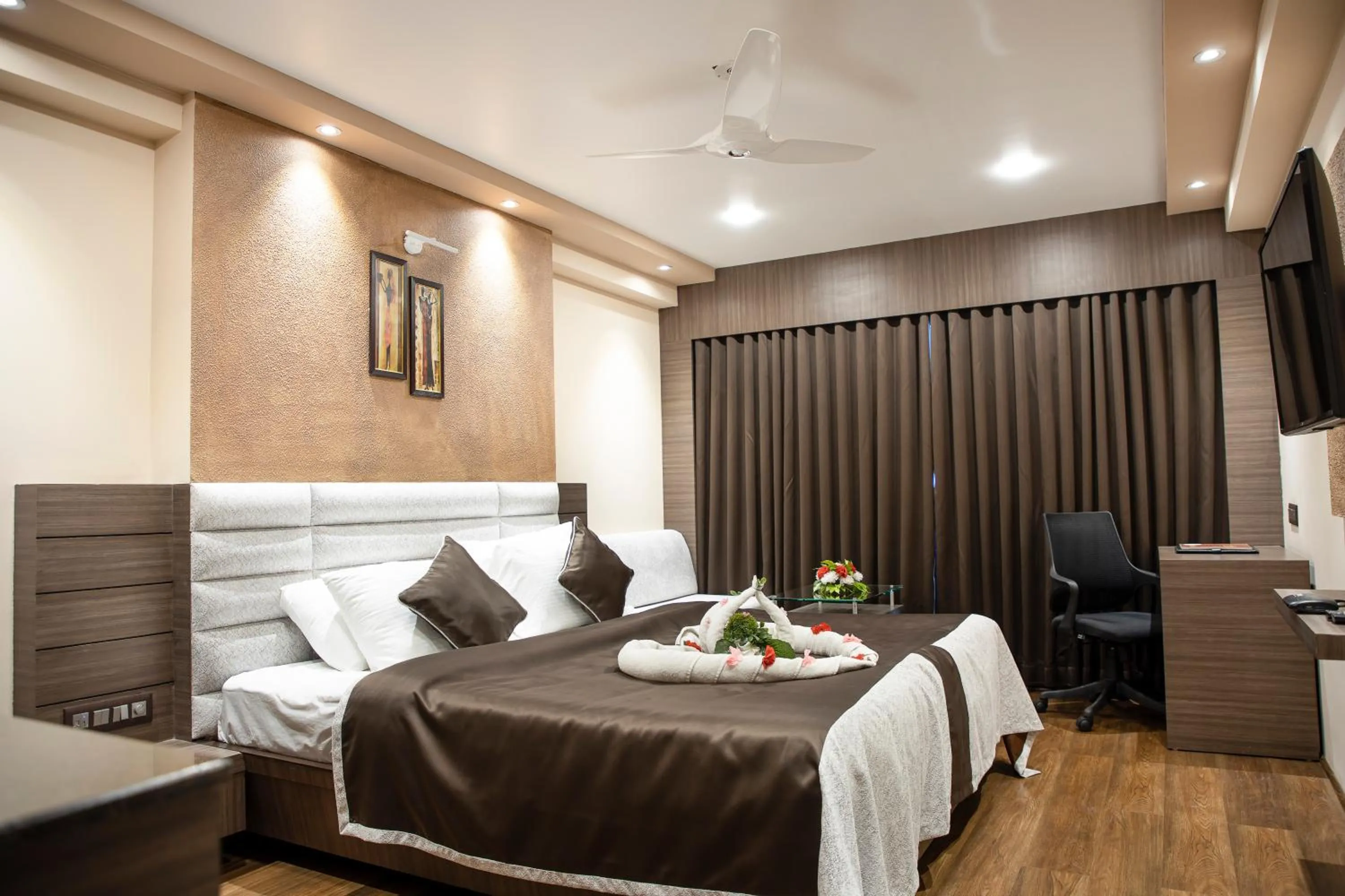 Bed in Hotel Rajmahal