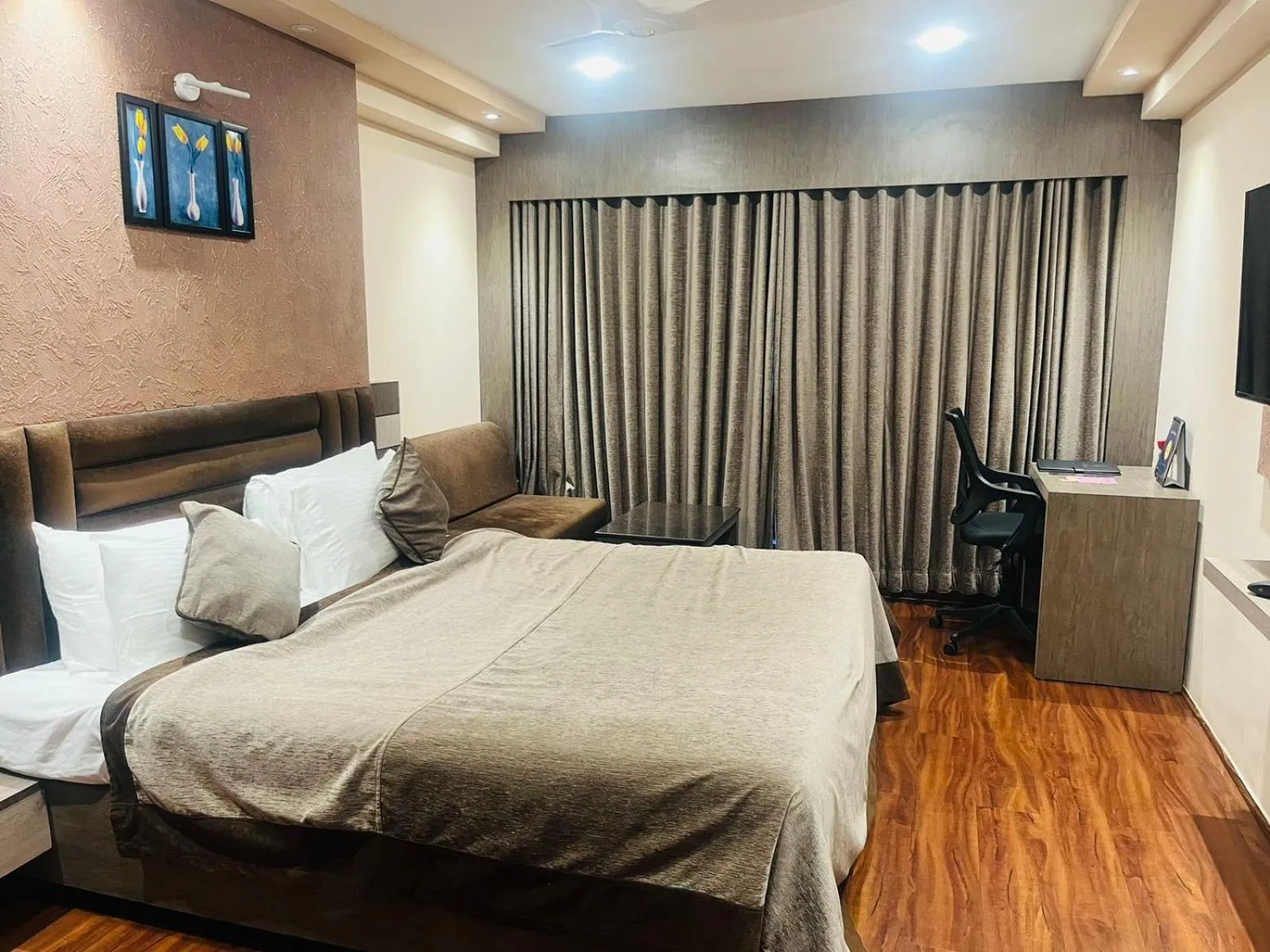 Seating area, Bed in Hotel Rajmahal