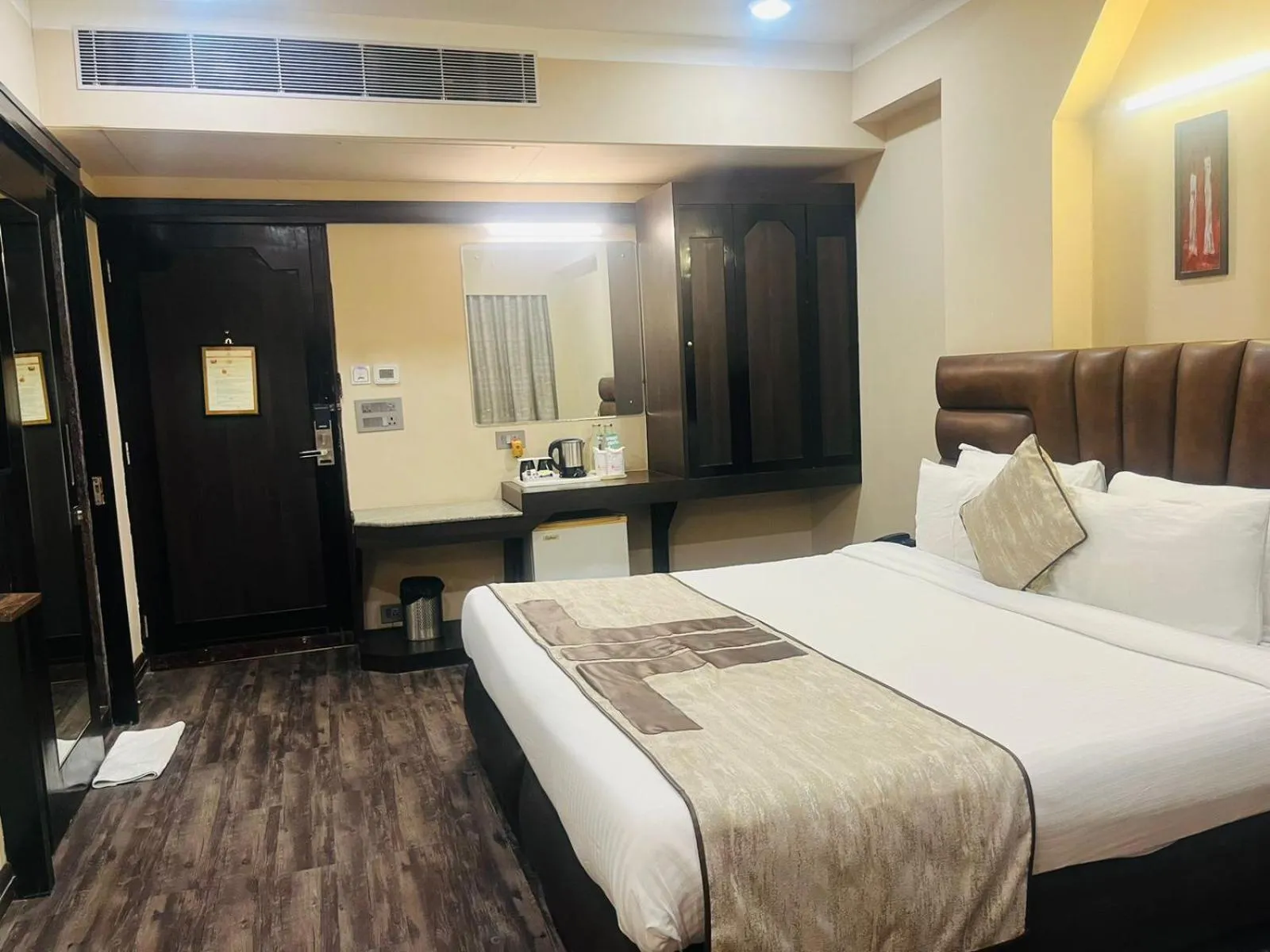 Bed in Hotel Rajmahal