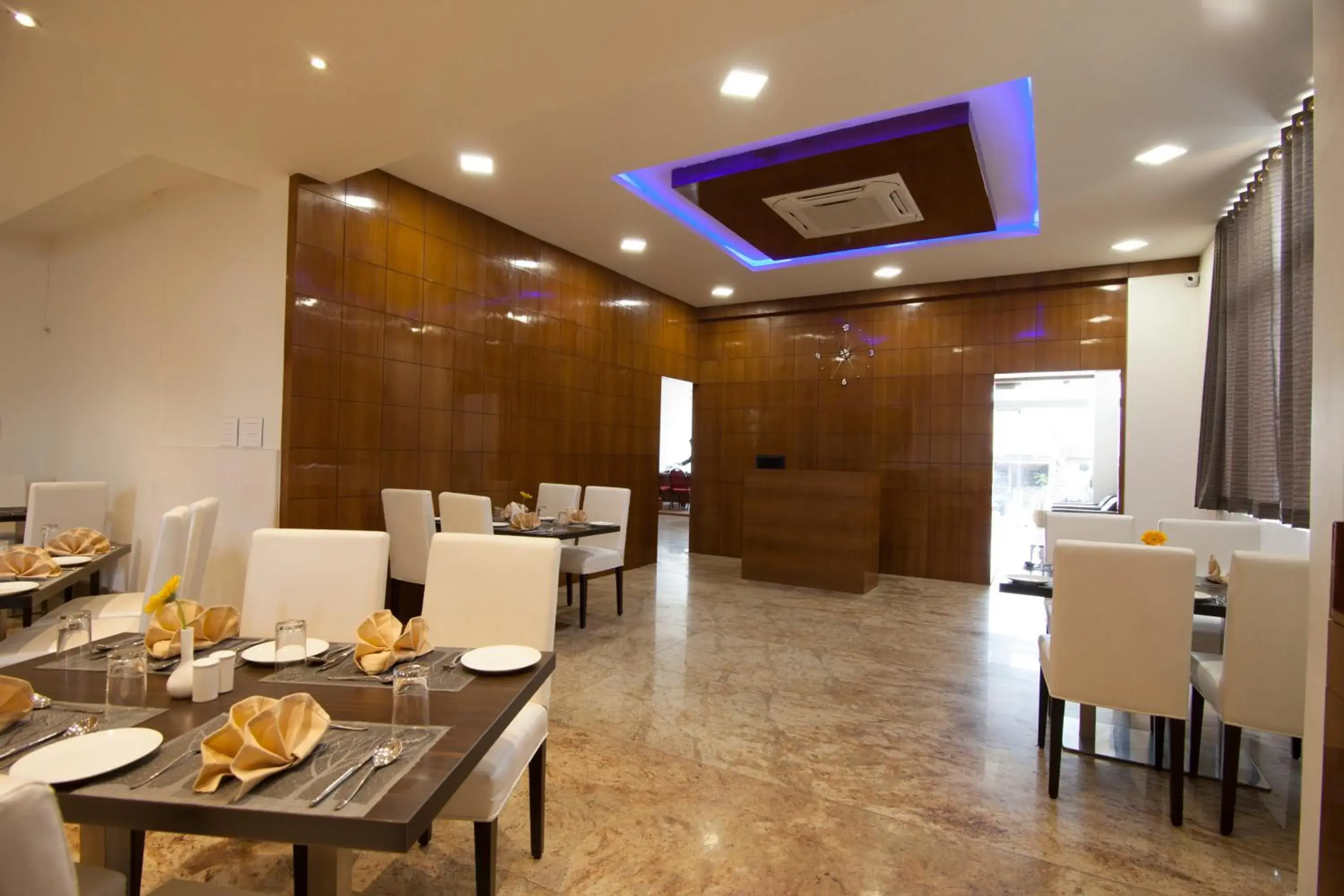 Restaurant/places to eat in crystal inn Restaurant/places to eat in crystal inn