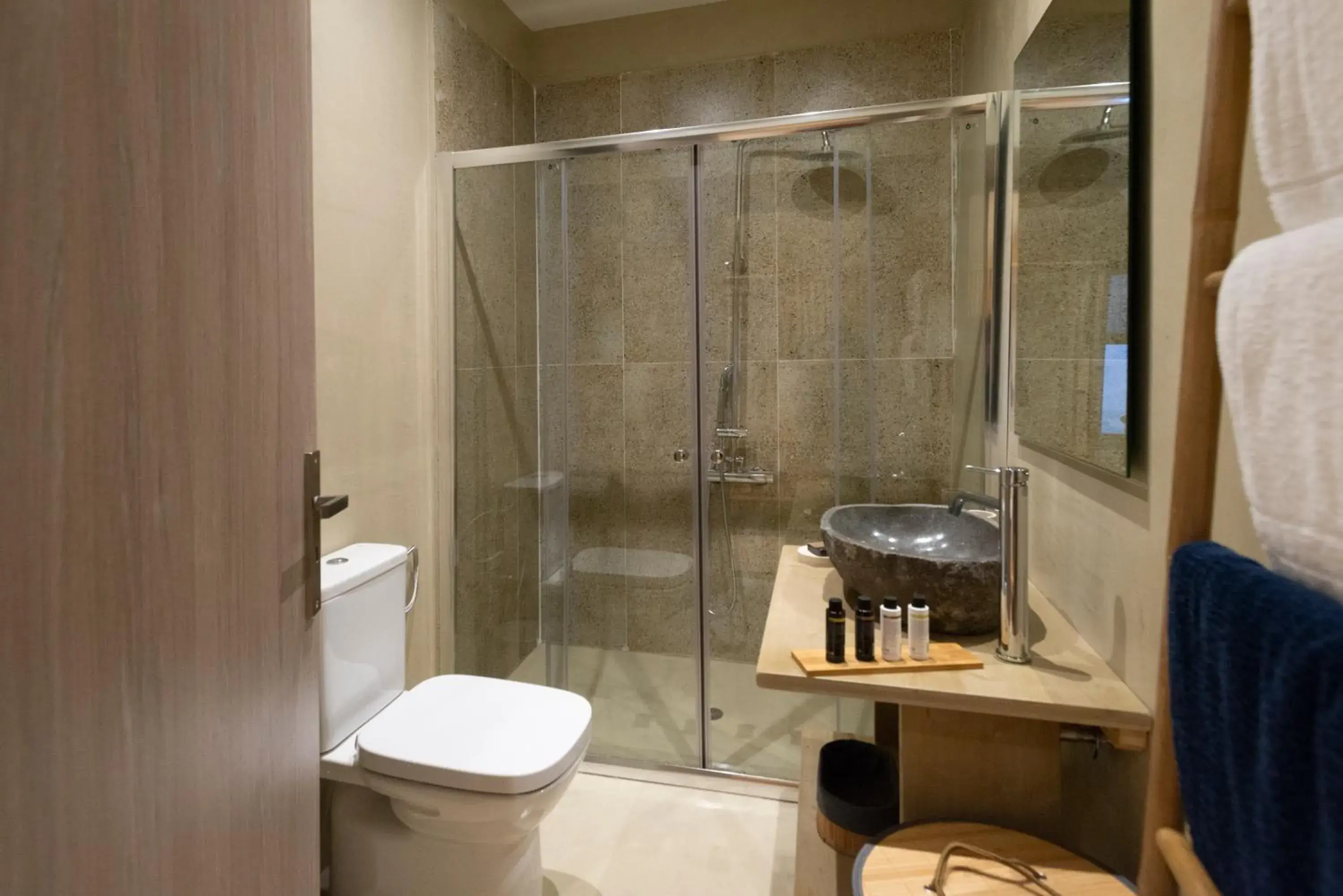 Toilet in Pylosea Luxury Lodge Toilet in Pylosea Luxury Lodge