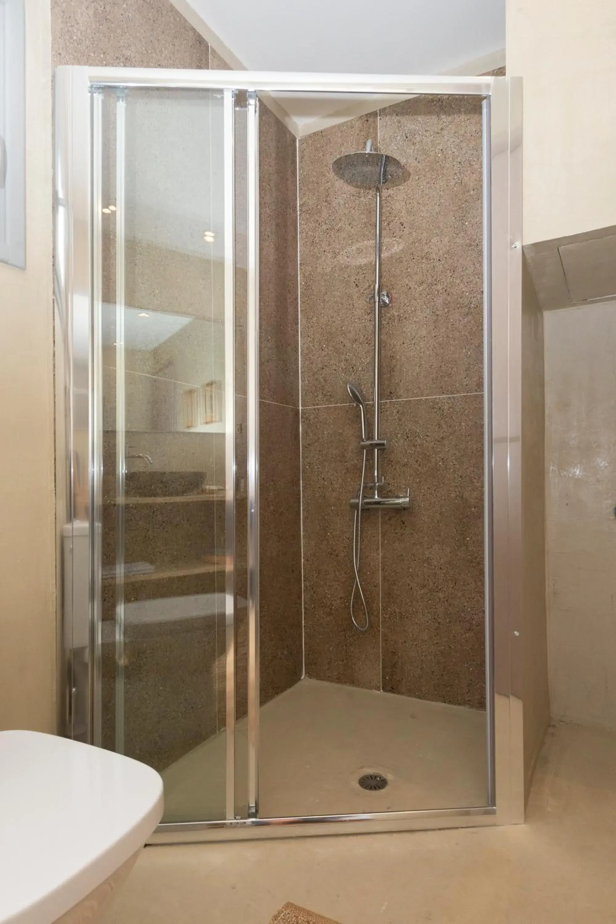 Toilet in Pylosea Luxury Lodge Toilet in Pylosea Luxury Lodge